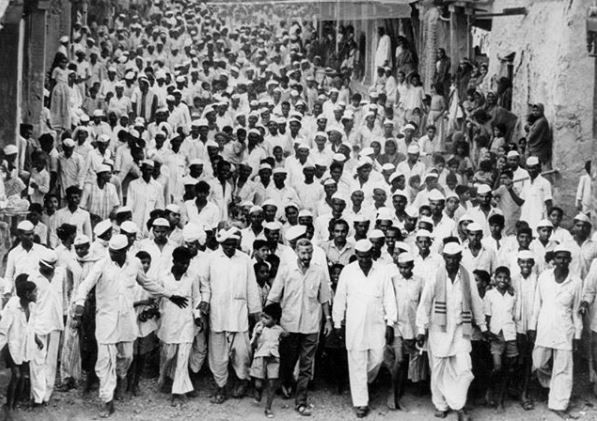 L’any 1968, més de 35.000 persones, gran part camperols de la regió d’Andra Pradesh, van recórrer els 250 quilòmetres que separen Manmad de Mumbai per exigir que Vicent Ferrer es pogués quedar a la Índia. | Imatge:  Co Rentmeester, cedida per la Fundació Vicente Ferrer