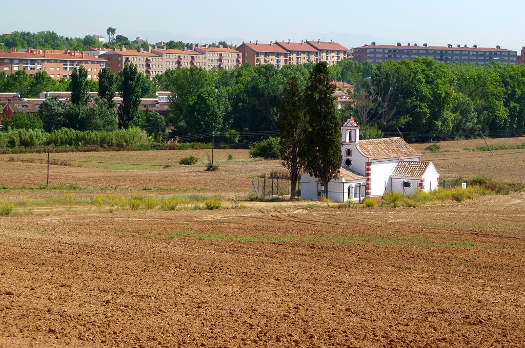 Ermita de Santa Maria de les Feixes i el barri de Canaletes / FOTO: Arxiu Parc de Collserola