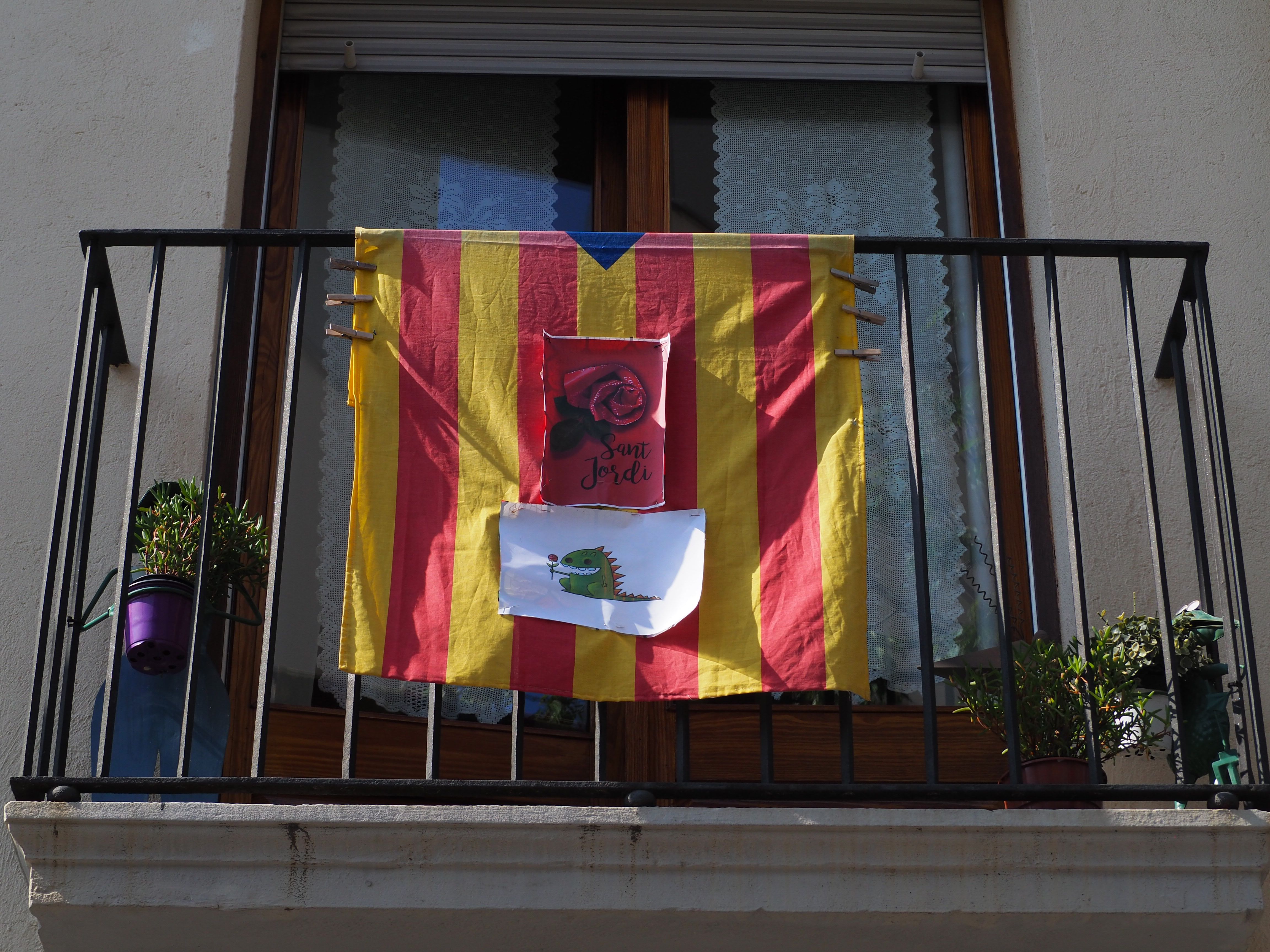 Balcons cerdanyolencs decorats per Sant Jordi. FOTO: Mónica García Moreno