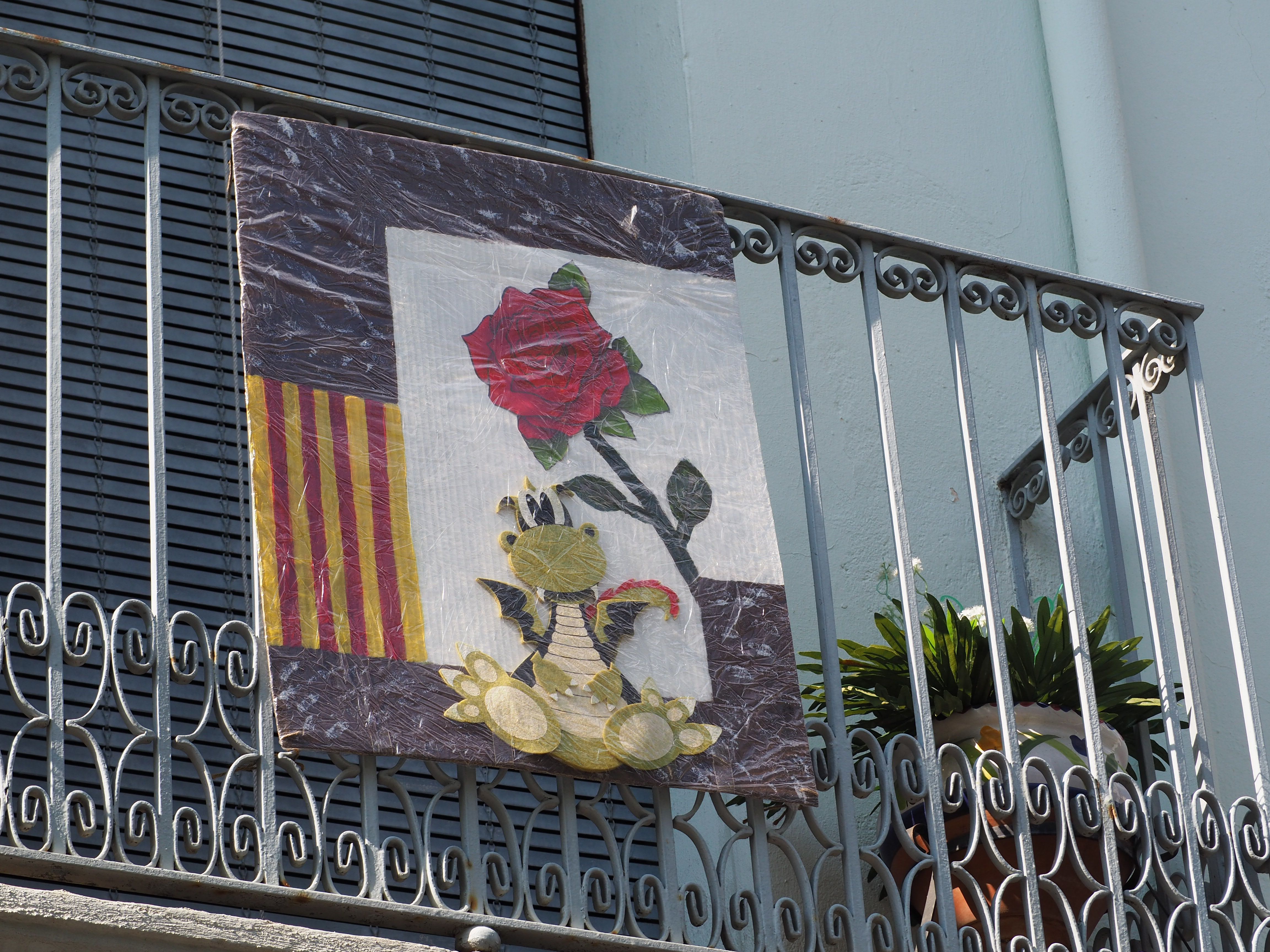 Balcons cerdanyolencs decorats per Sant Jordi. FOTO: Mónica García Moreno