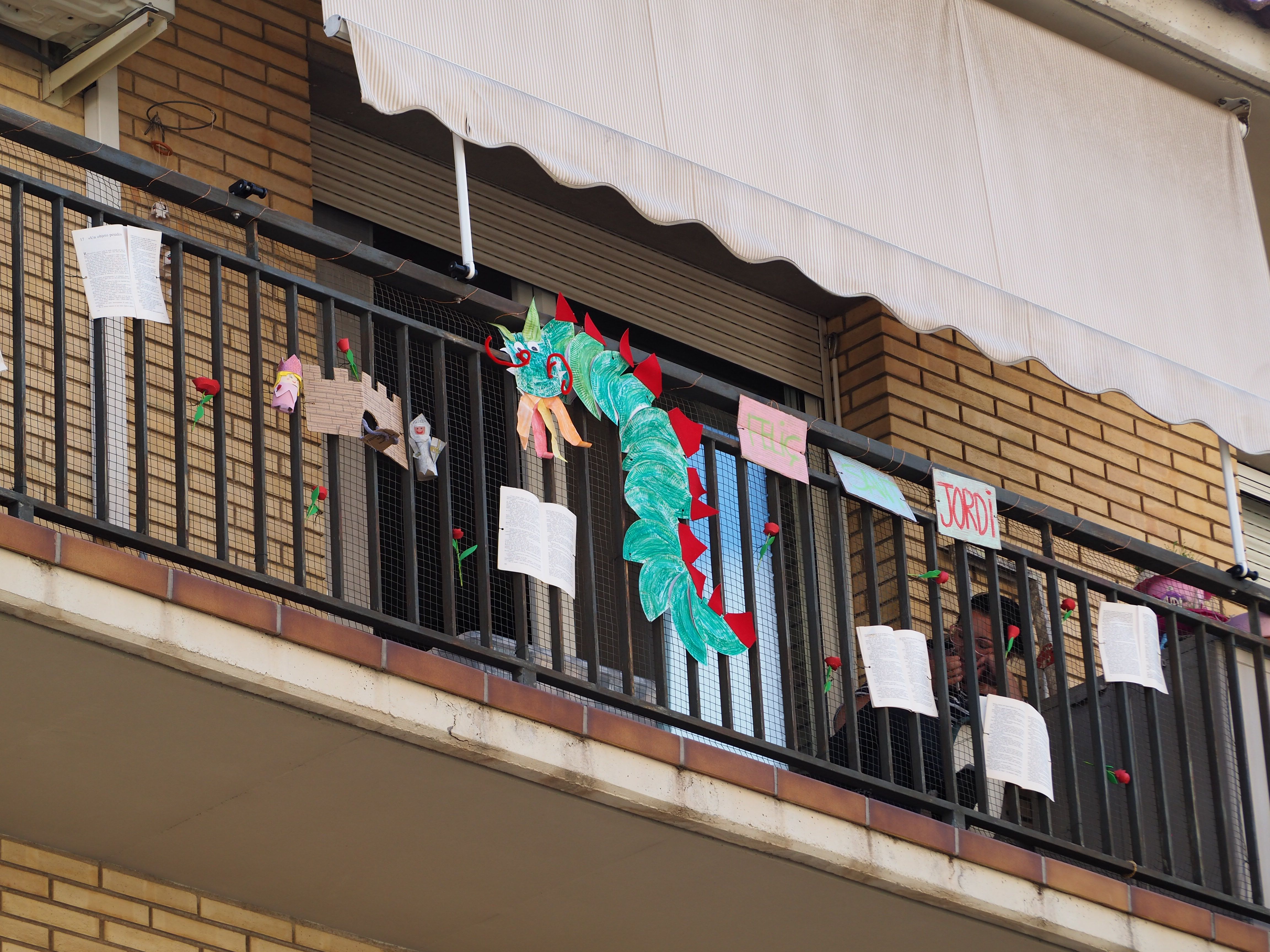 Balcons cerdanyolencs decorats per Sant Jordi. FOTO: Mónica García Moreno