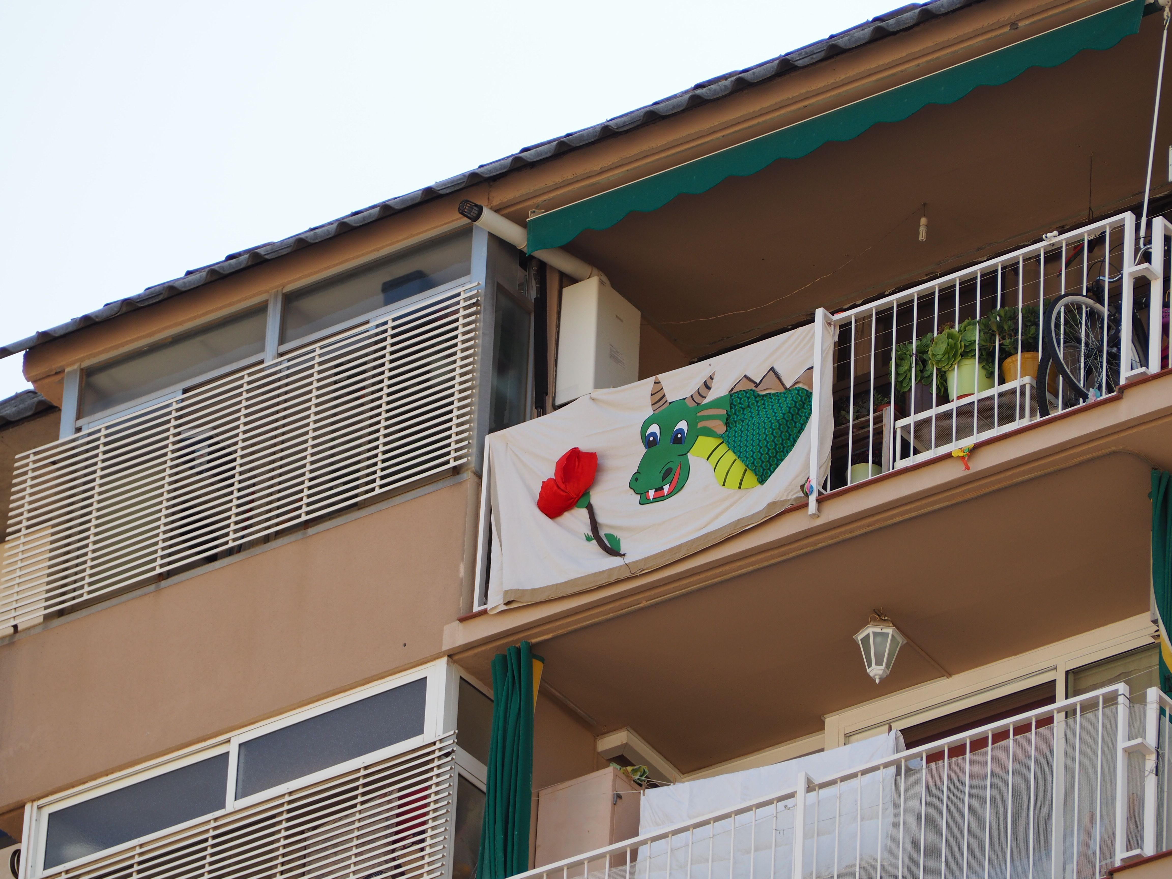 Balcons cerdanyolencs decorats per Sant Jordi. FOTO: Mónica García Moreno