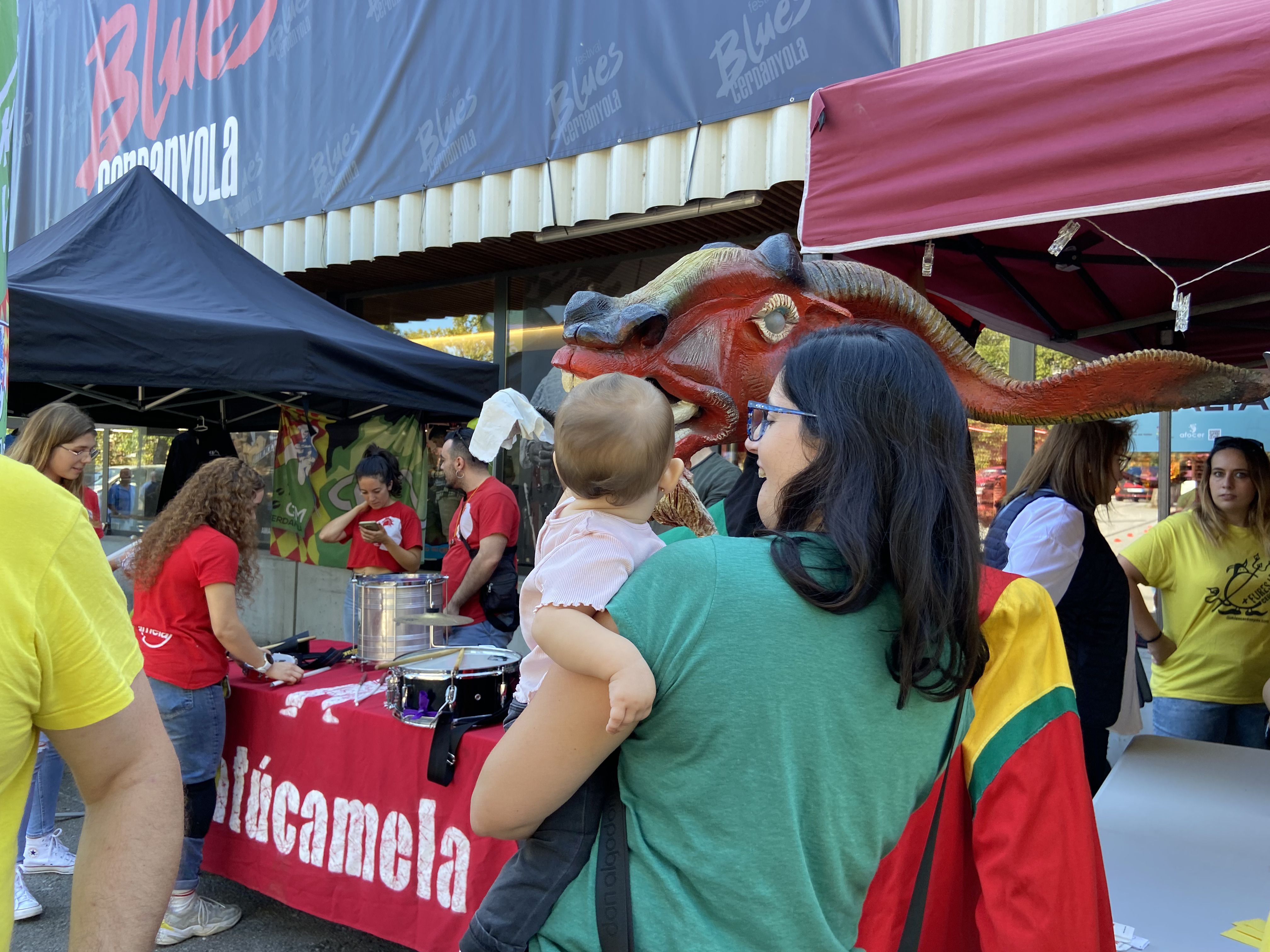 Fira d'entitats i activitats al Mercat de Fontetes en l'aniversari de Castellers de Cerdanyola. FOTO: Nora MO