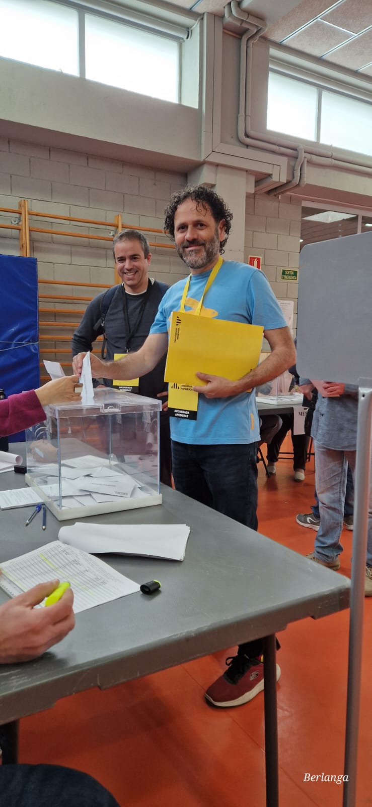 Íñigo García de Enterría votant a les eleccions al Parlament 2024. FOTO: Cedida