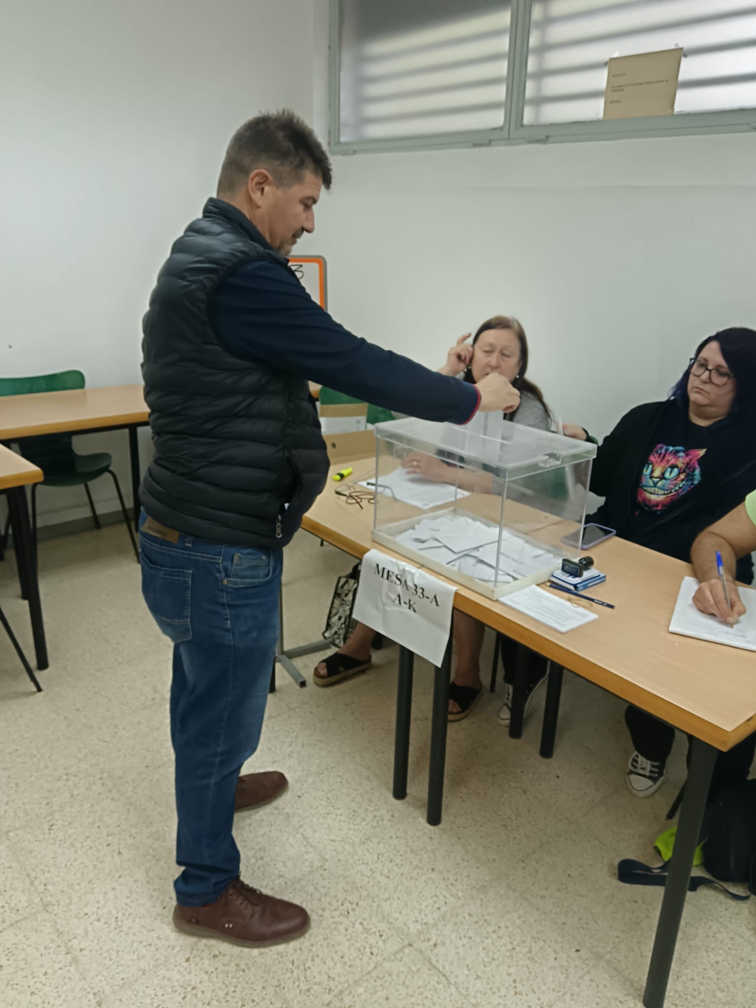 Óscar Conde votant a les eleccions al Parlament 2024. FOTO: Cedida