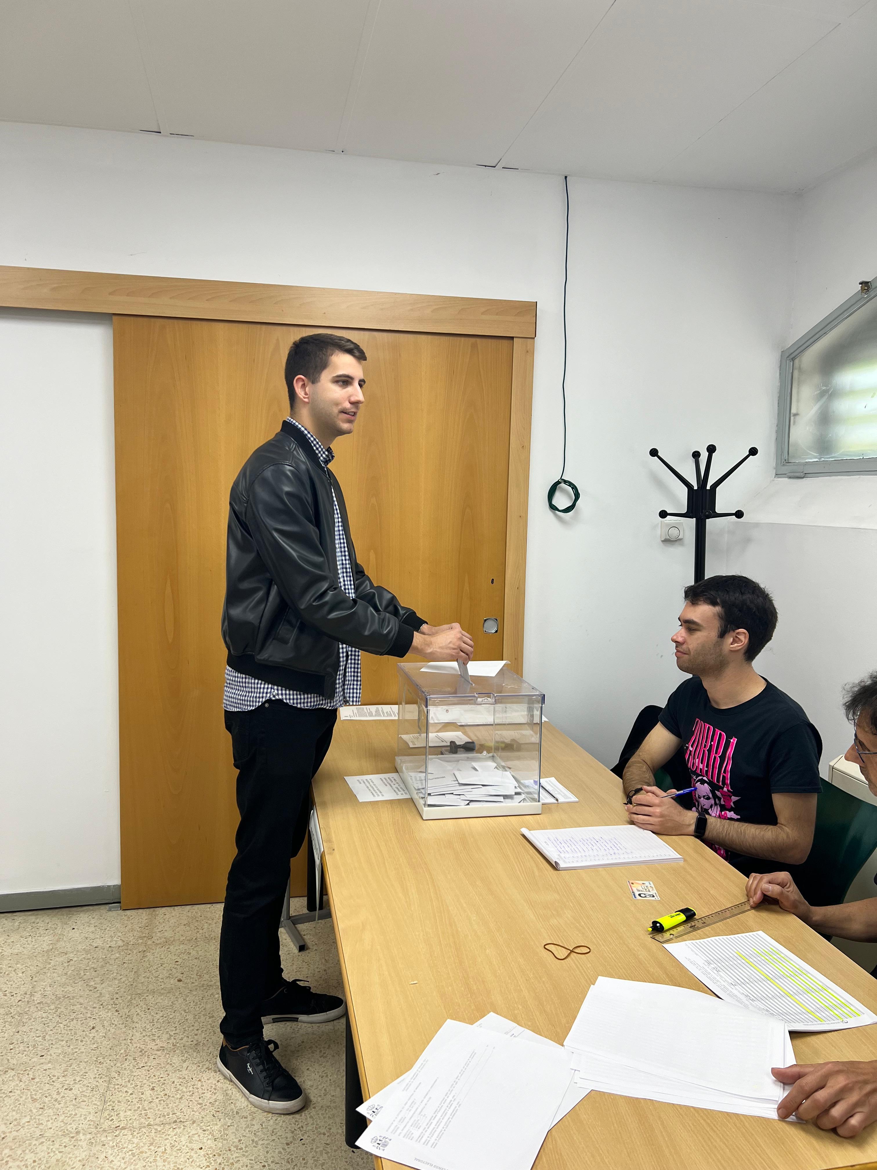 El candidat número 23 a la llista del PSC, David González, votant a Cerdanyola. FOTO: Cedida