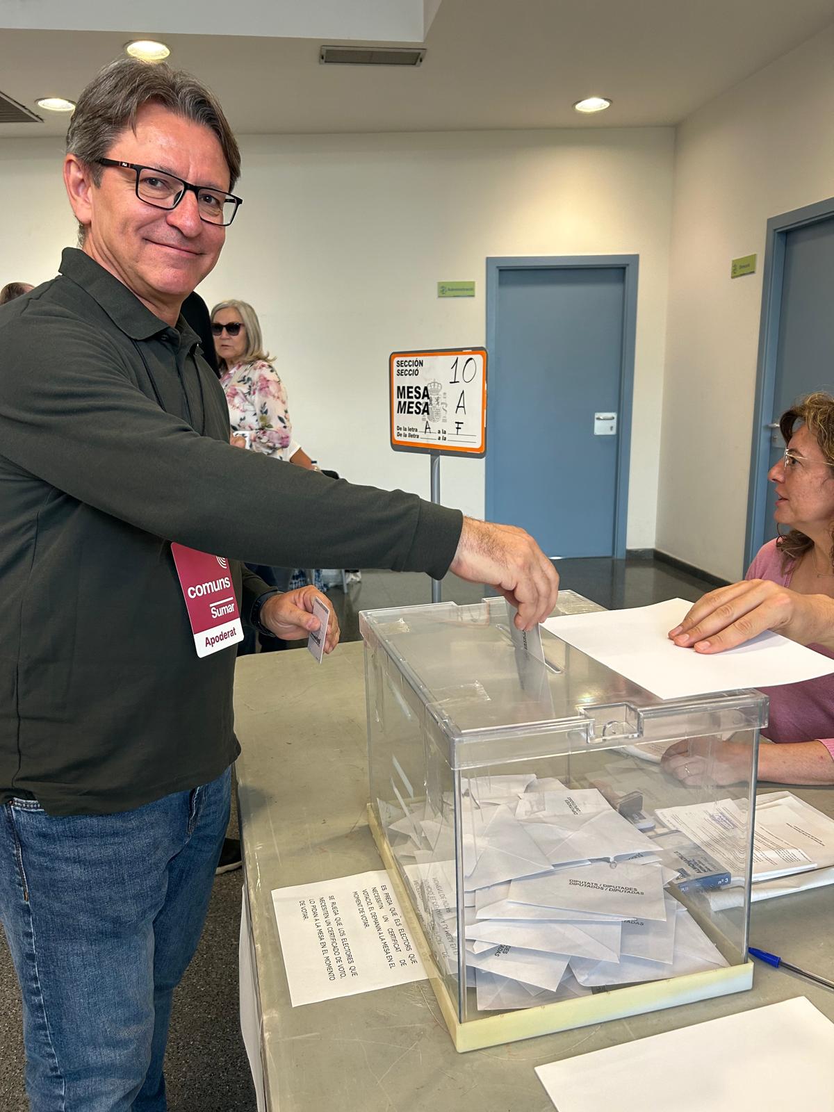 El portaveu de Comuns-Sumar a Cerdanyola, Santi Cayuela, votant a les eleccions al Parlament. FOTO: Cedida