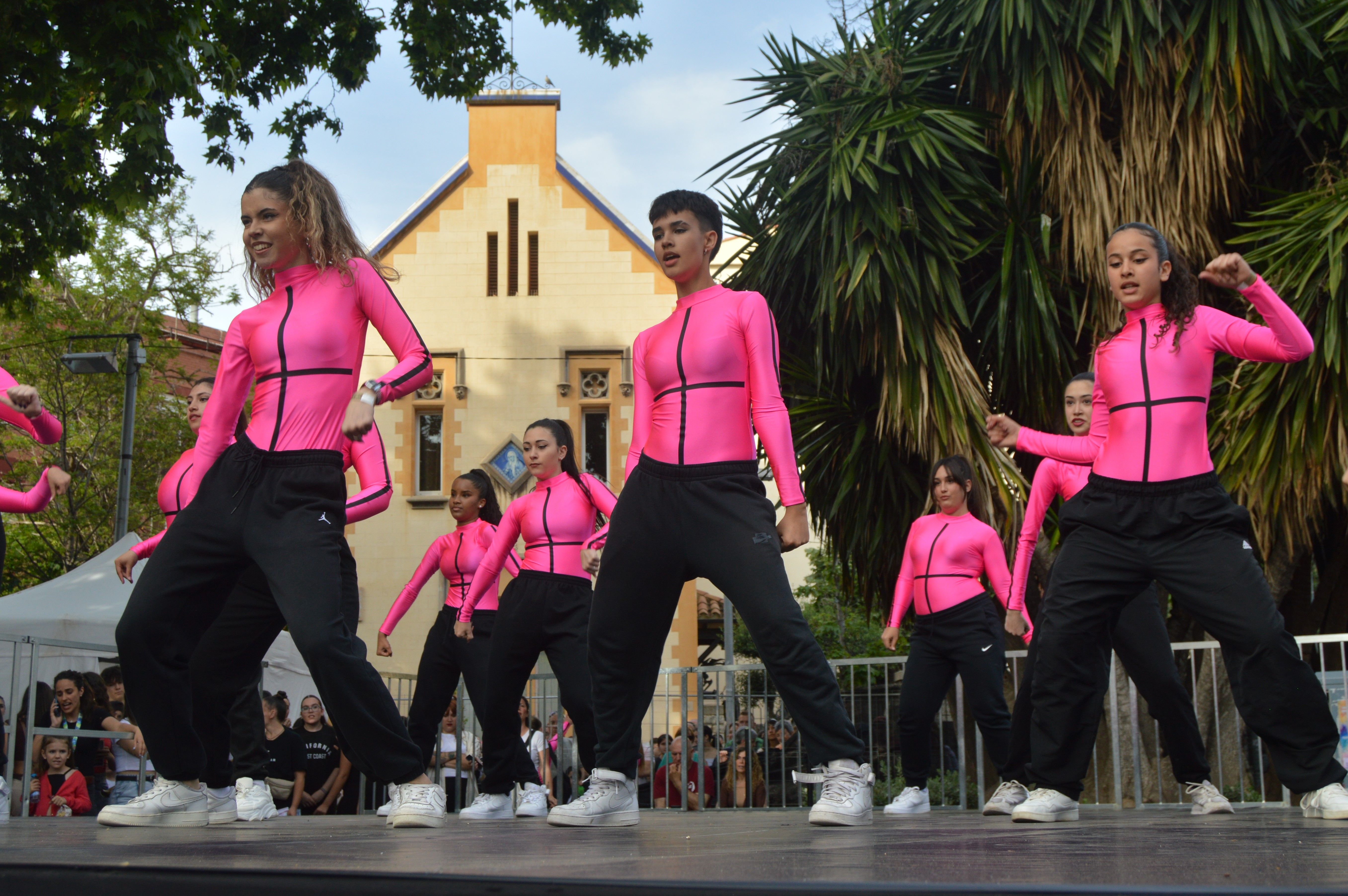 Les escoles de Cerdanyola ballen per la 23 edició del Dia Internacional de la Dansa. FOTO: Nora MO