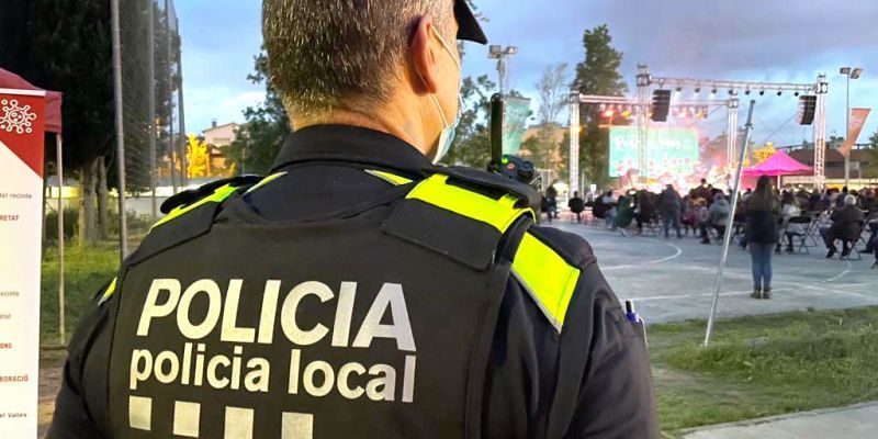 Un agent de Policia Local durant la festa major del Roser de Maig. FOTO: Policia Local