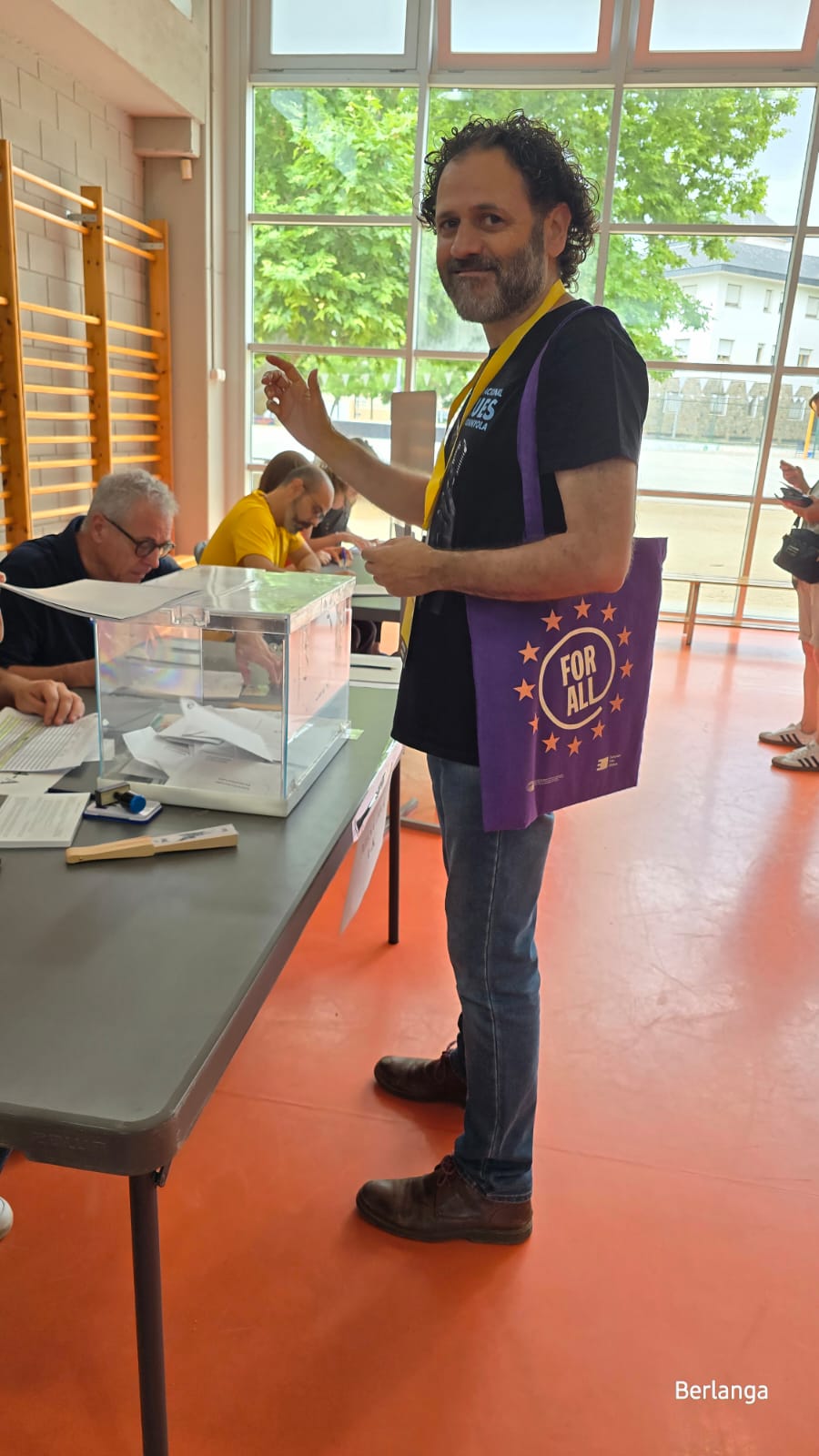 El portaveu i regidor d'ERC, Íñigo García de Enterría, votant a les eleccions europees. FOTO: Cedida