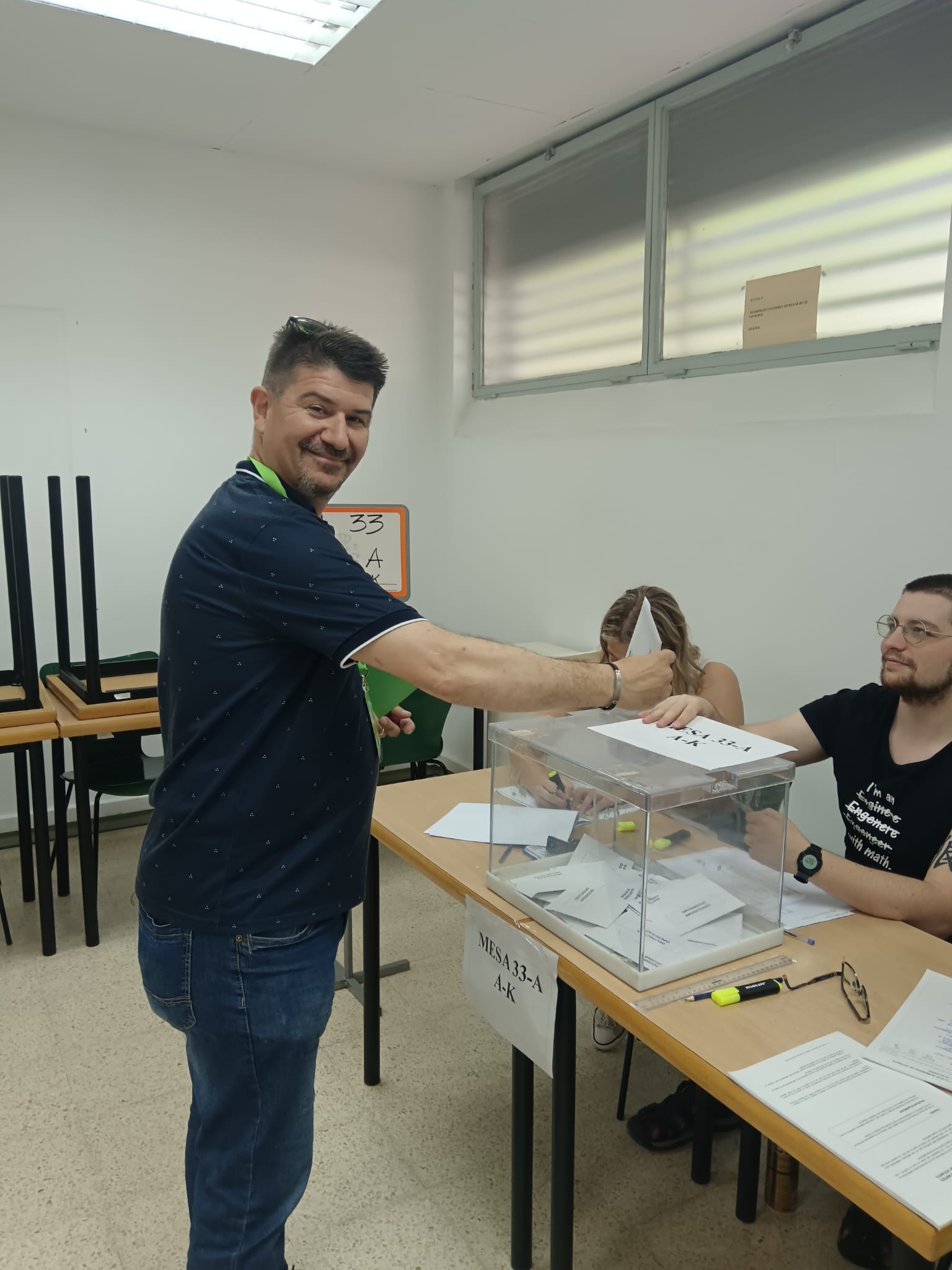 El portaveu i regidor de VOX Cerdanyola, Óscar Conde, votant a les eleccions europees. FOTO: Cedida