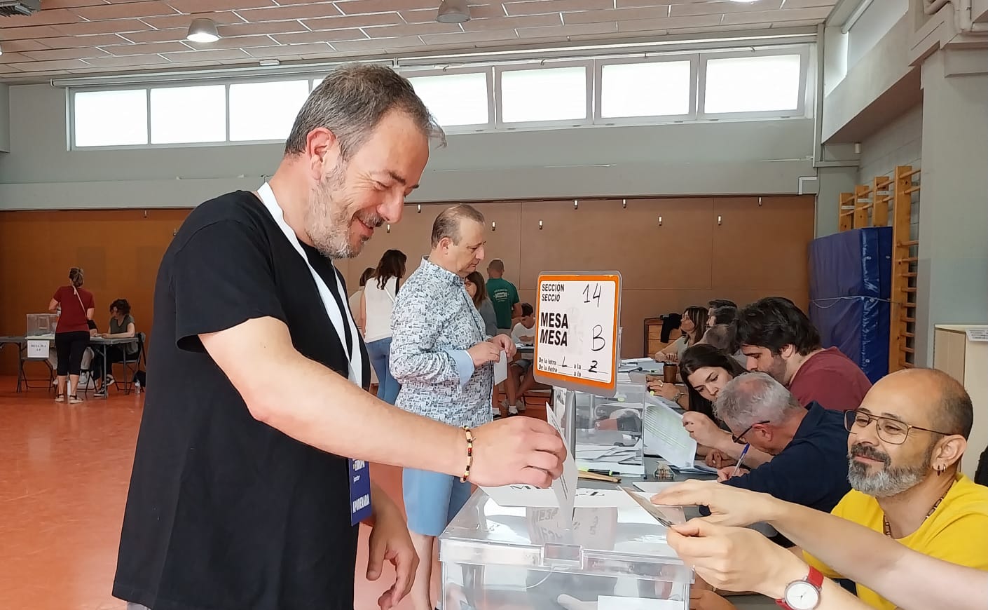 El portaveu i regidor de Junts per Cerdanyola, Joan Sánchez, votant a les eleccions europees. FOTO: Cedida