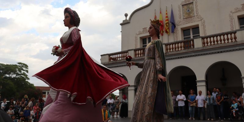 Ball de gegants davant l'Ajuntament. FOTO: Marc Mata 