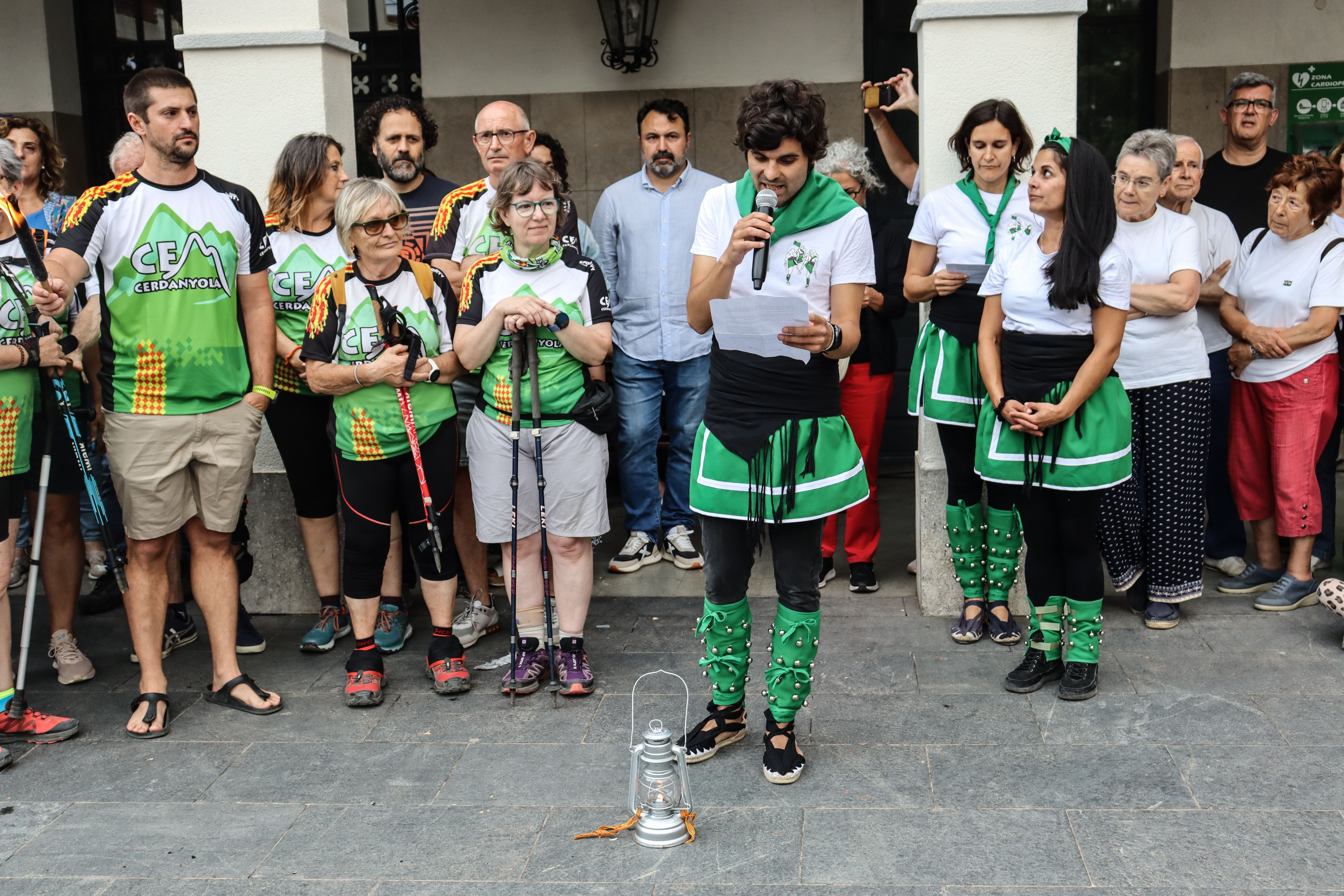 La nit de Sant Joan i l'arribada de la flama del Canigó a Cerdanyola. FOTO: Marc Mata