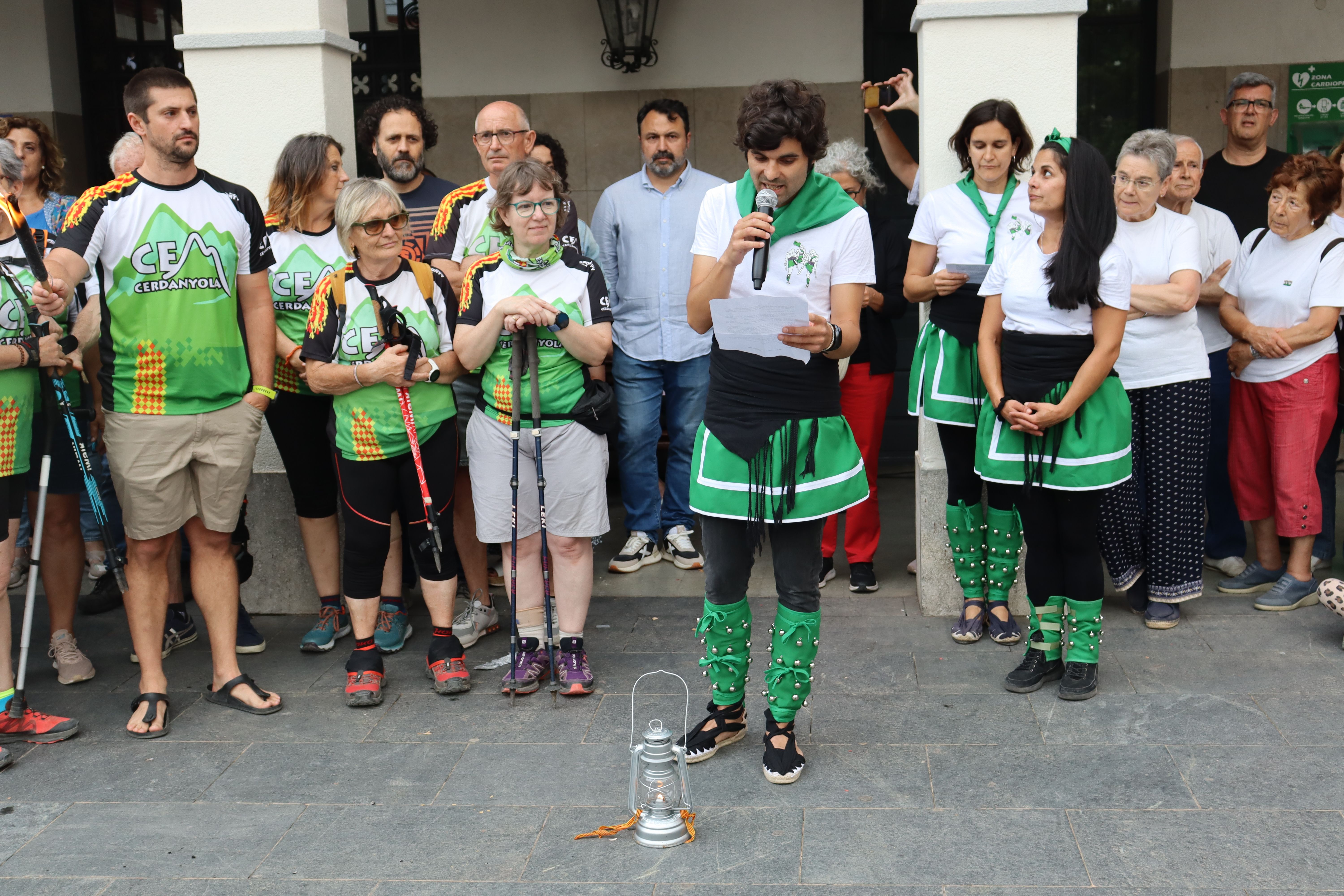 La nit de Sant Joan i l'arribada de la flama del Canigó a Cerdanyola. FOTO: Marc Mata