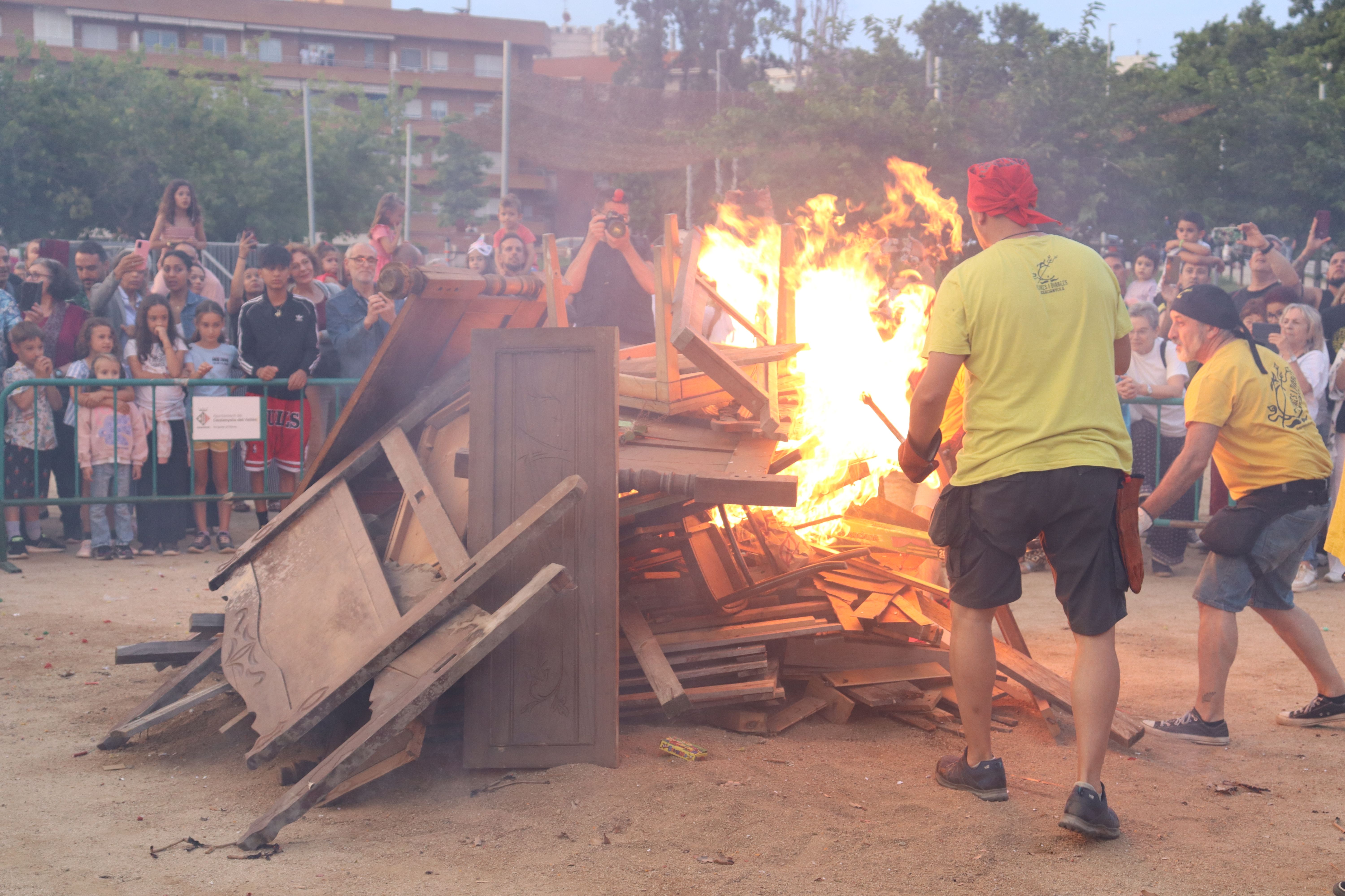 La nit de Sant Joan i l'arribada de la flama del Canigó a Cerdanyola. FOTO: Marc Mata