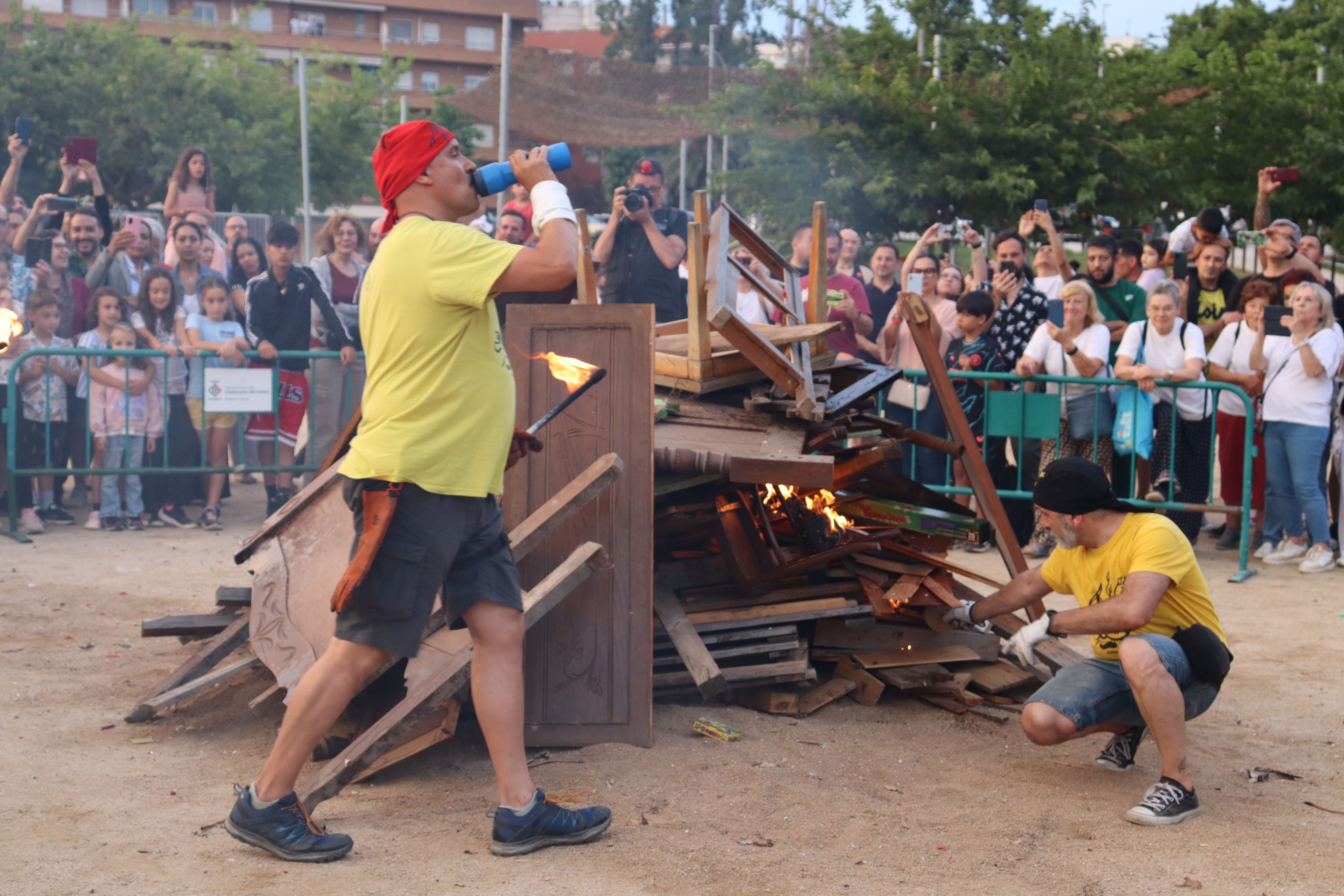 La nit de Sant Joan i l'arribada de la flama del Canigó a Cerdanyola. FOTO: Marc Mata