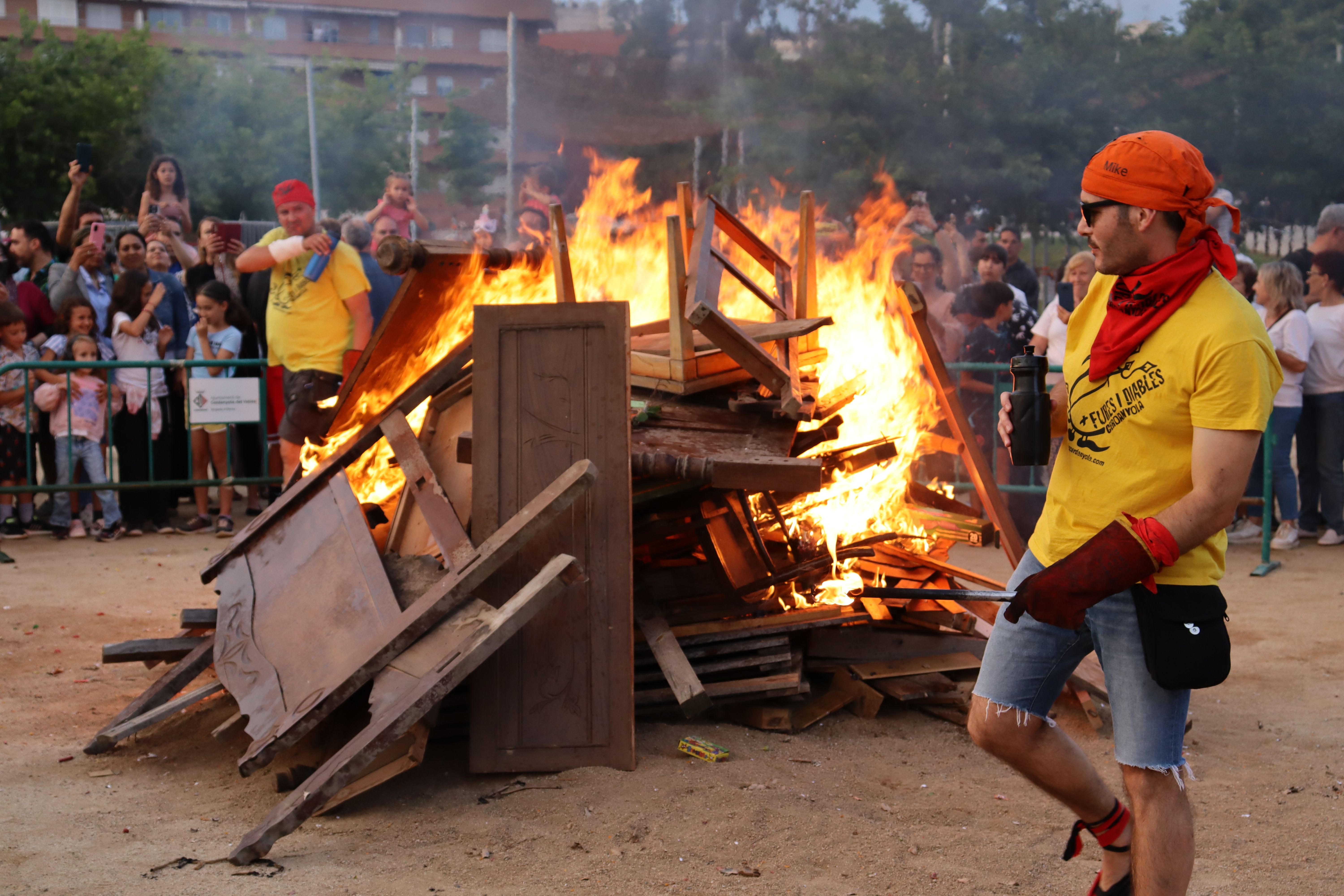 La nit de Sant Joan i l'arribada de la flama del Canigó a Cerdanyola. FOTO: Marc Mata