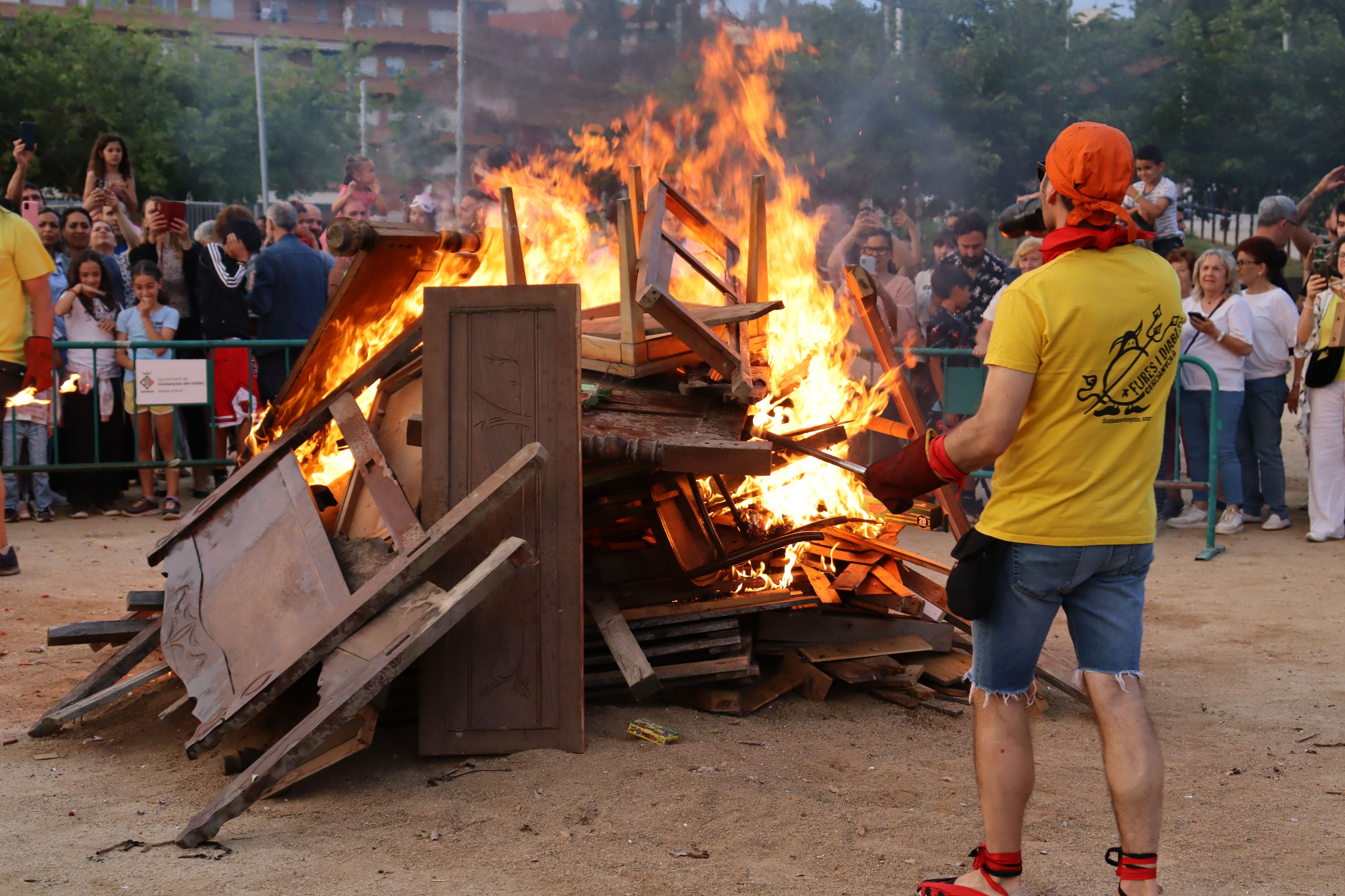 La nit de Sant Joan i l'arribada de la flama del Canigó a Cerdanyola. FOTO: Marc Mata