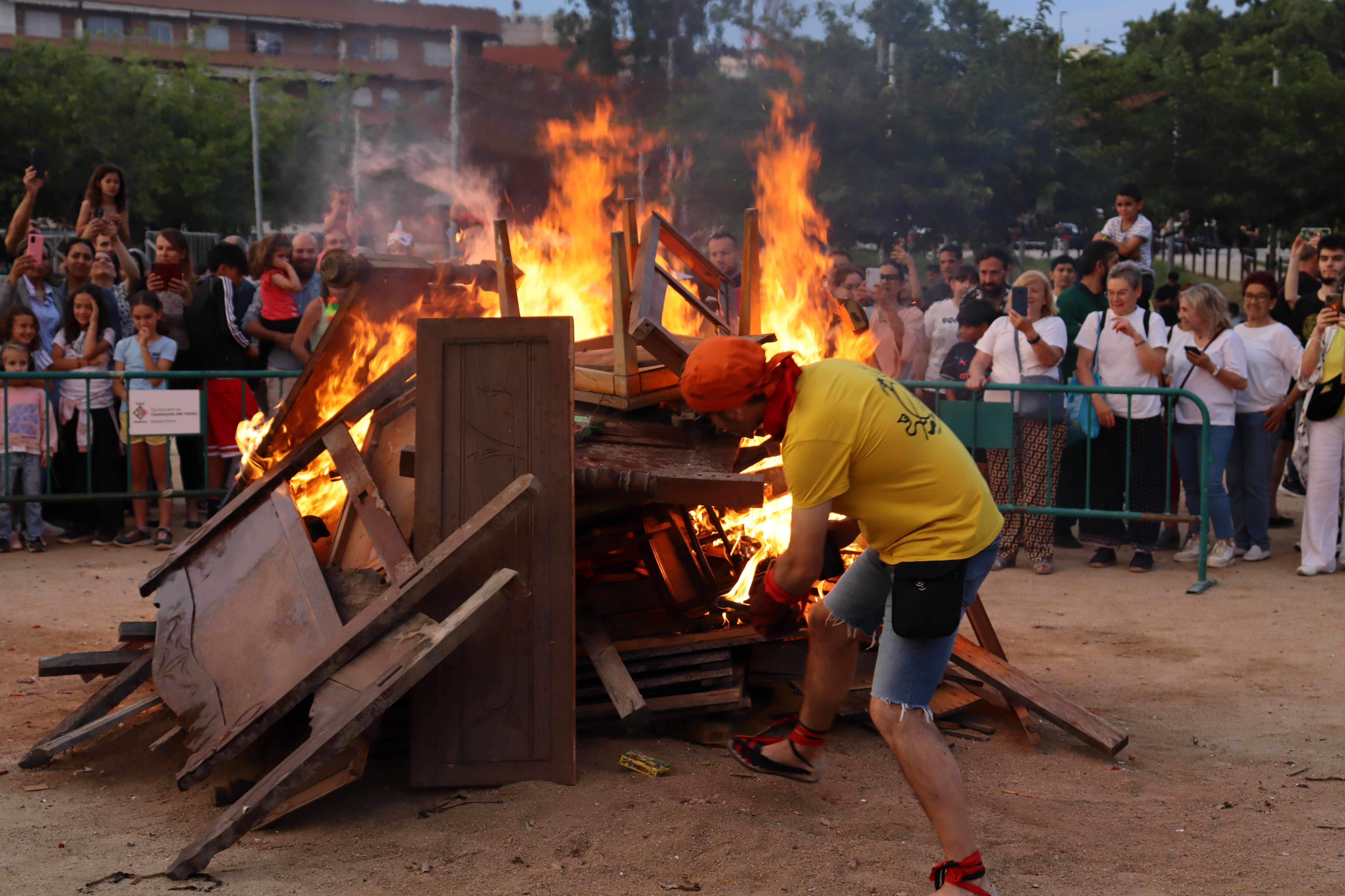 La nit de Sant Joan i l'arribada de la flama del Canigó a Cerdanyola. FOTO: Marc Mata