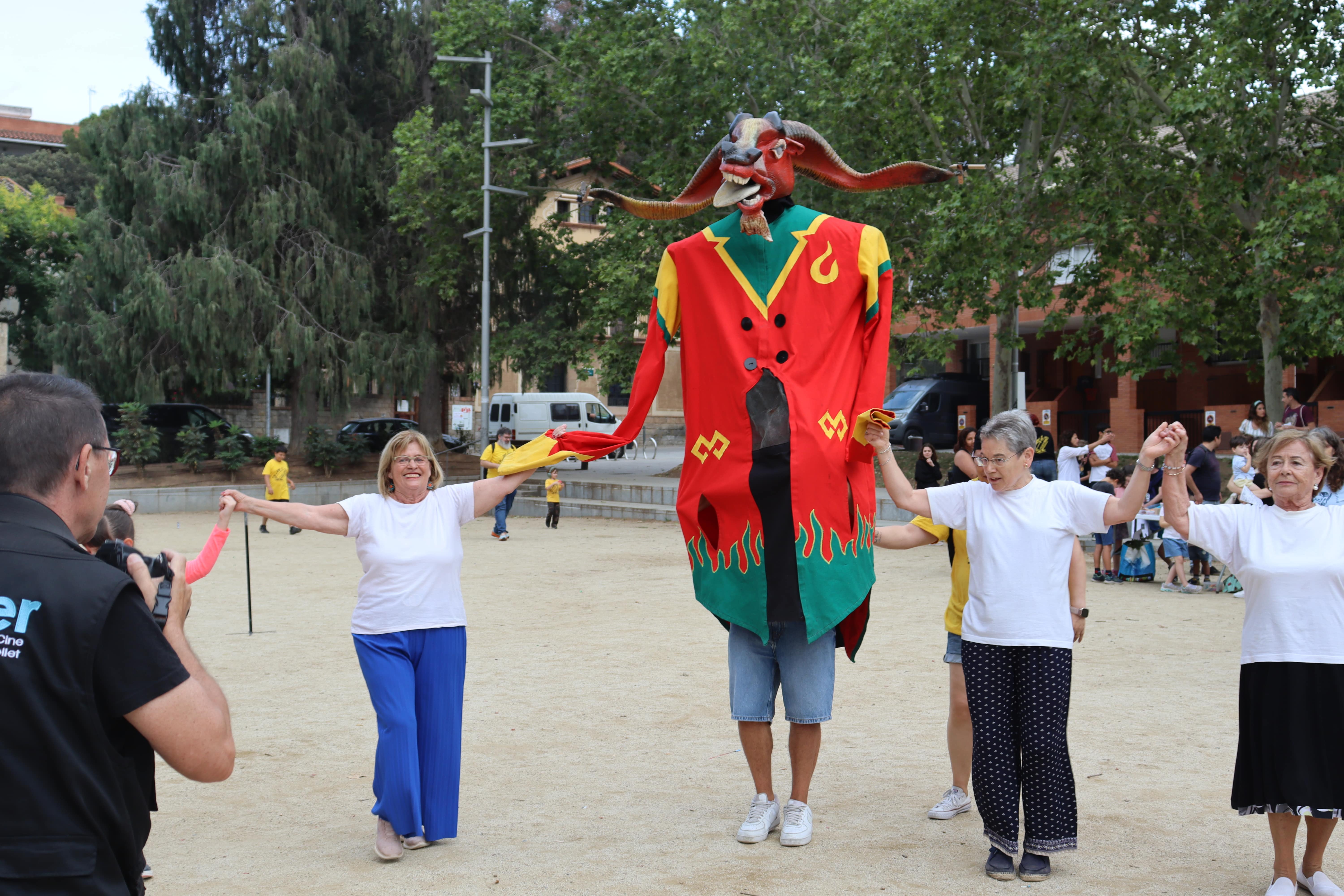 La nit de Sant Joan i l'arribada de la flama del Canigó a Cerdanyola. FOTO: Marc Mata