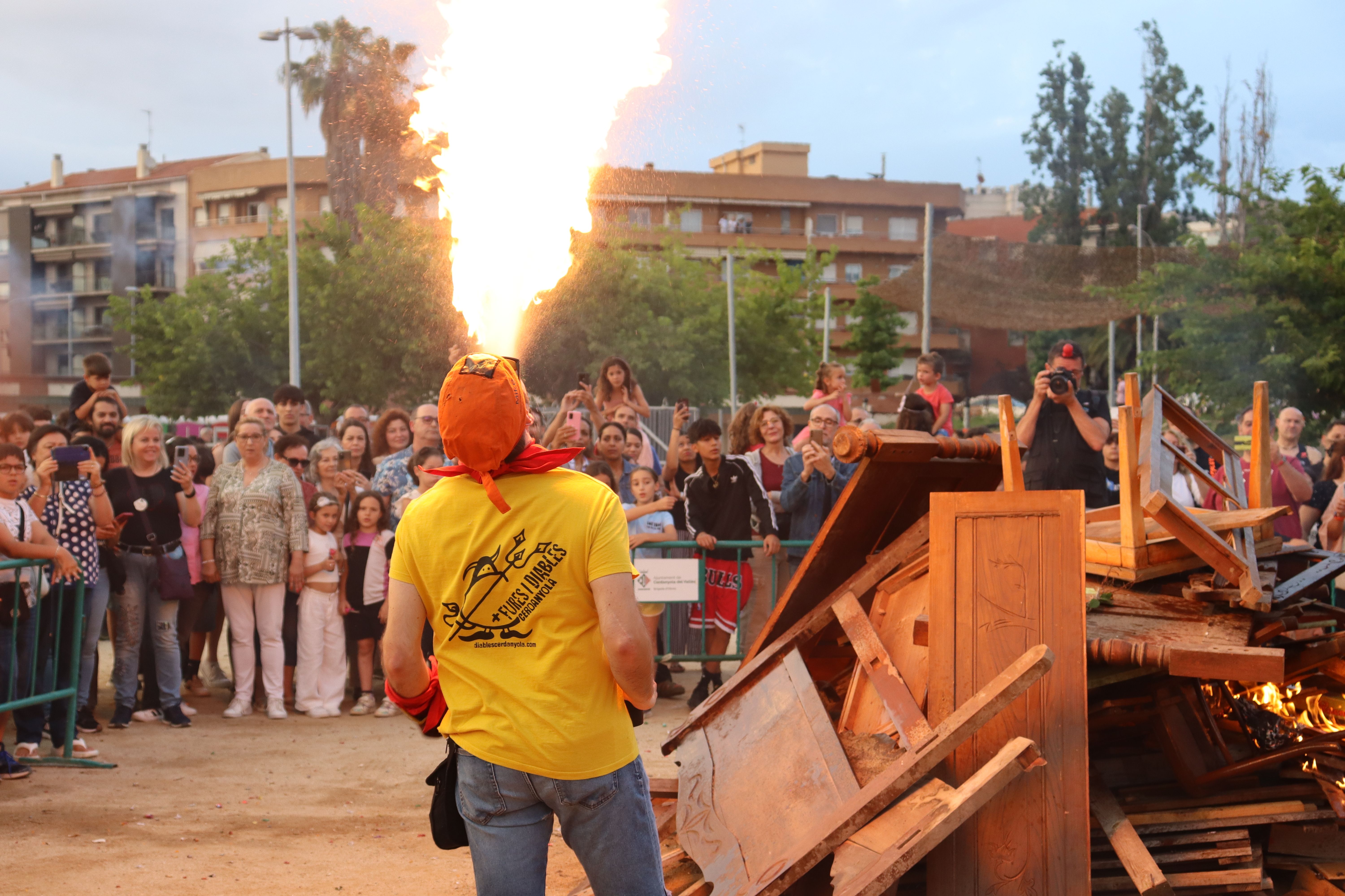 La nit de Sant Joan i l'arribada de la flama del Canigó a Cerdanyola. FOTO: Marc Mata