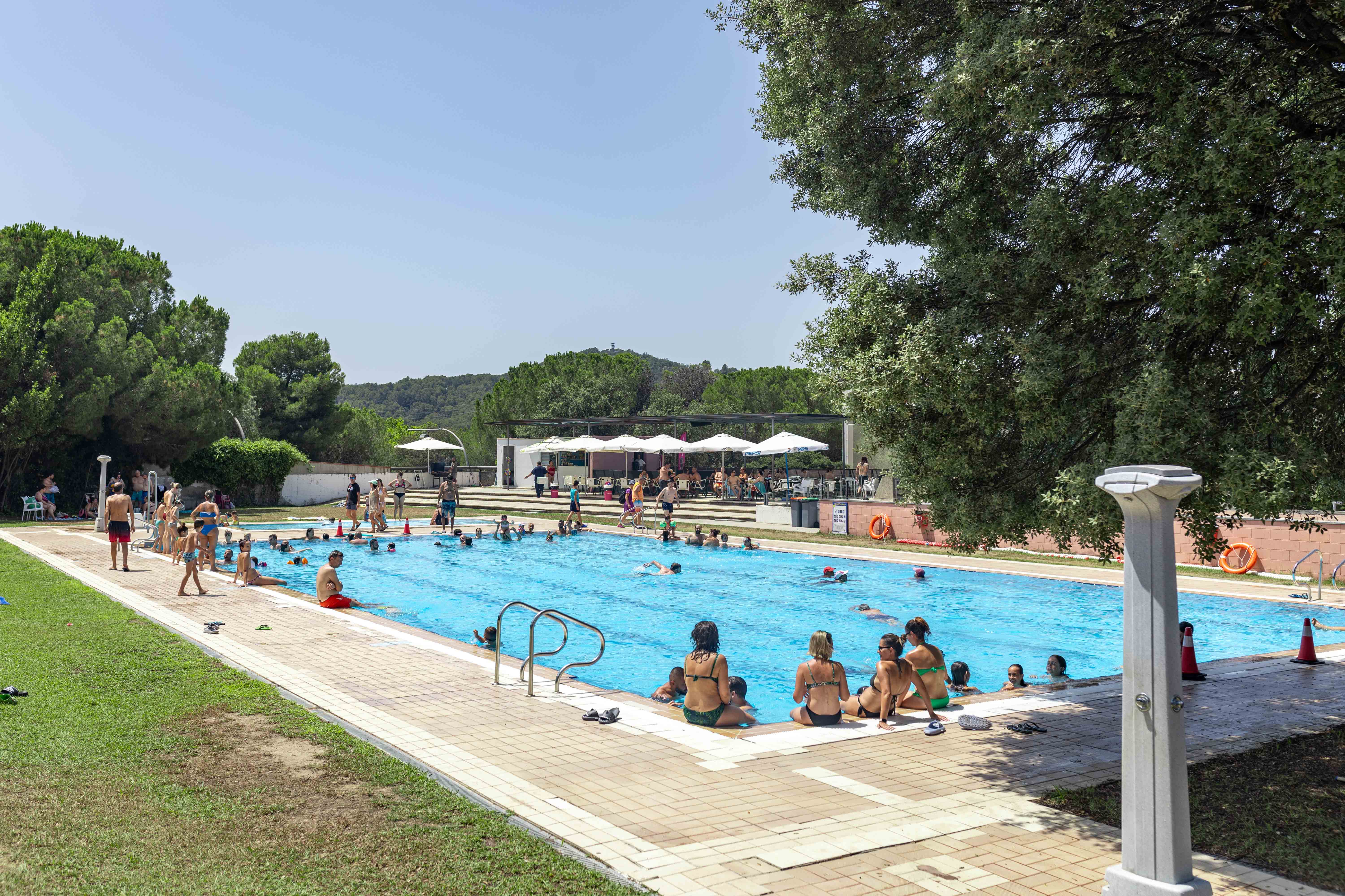 Estiu a les piscines de Cerdanyola. FOTO: Arnau Padilla