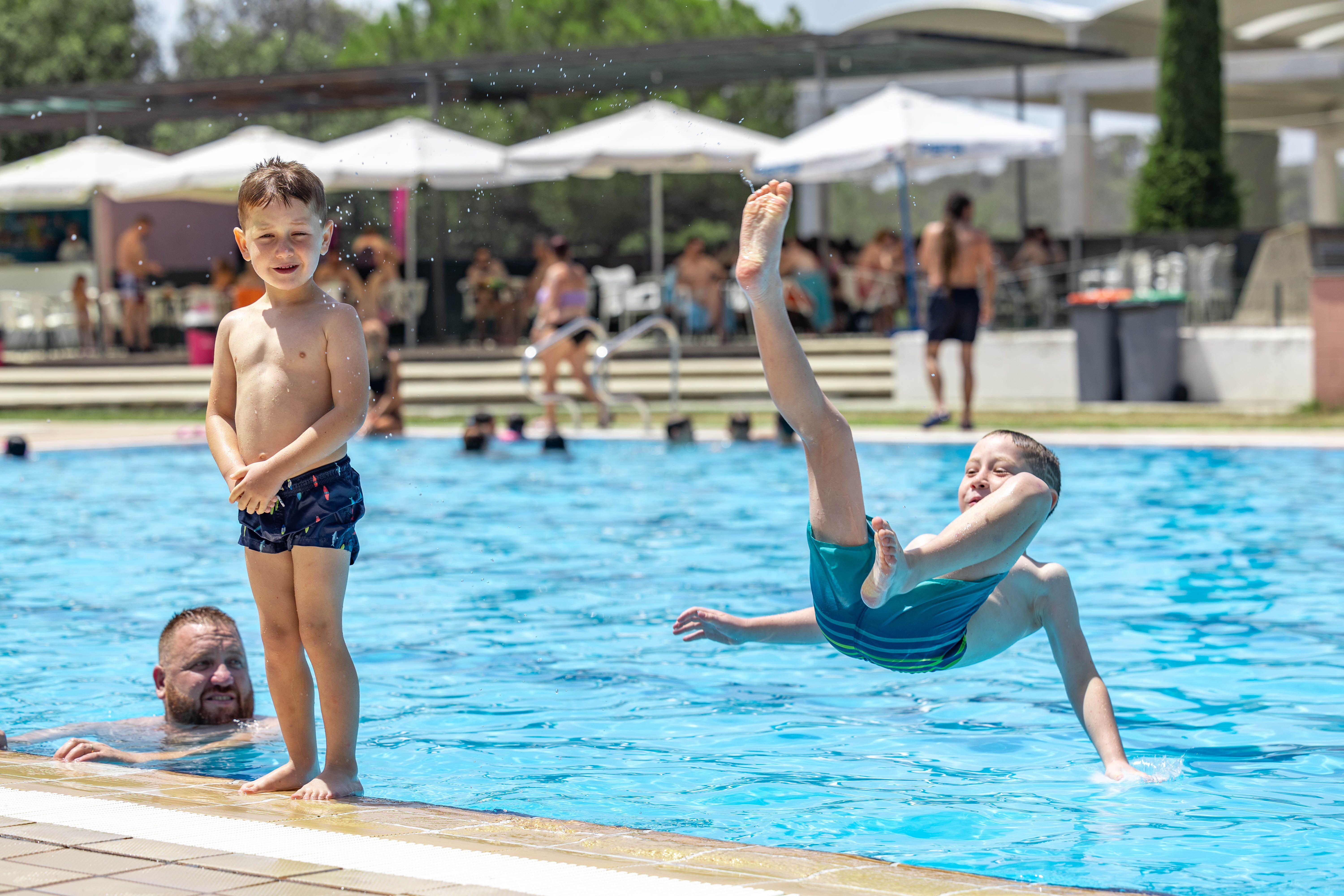 Estiu a les piscines de Cerdanyola. FOTO: Arnau Padilla