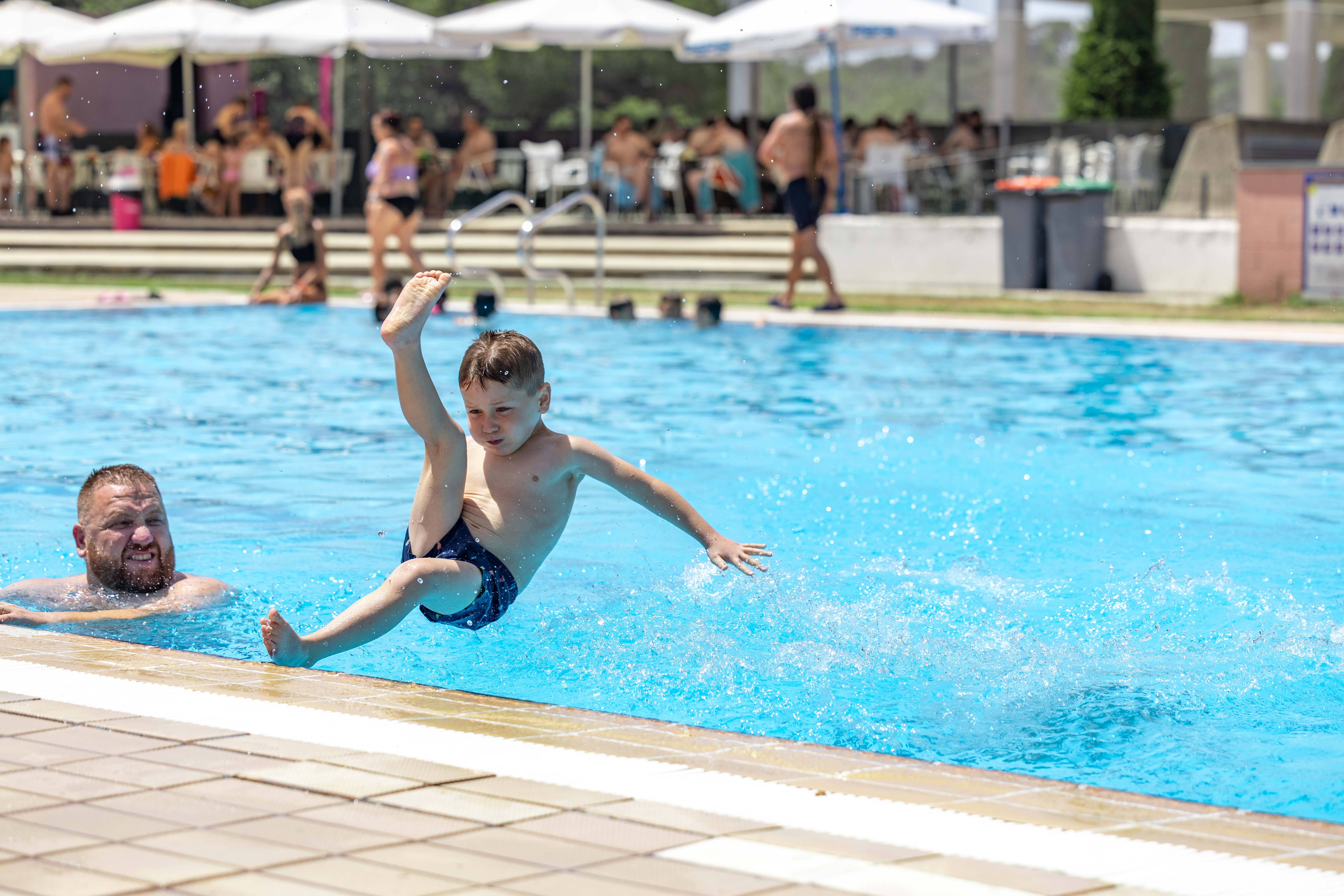 Estiu a les piscines de Cerdanyola. FOTO: Arnau Padilla