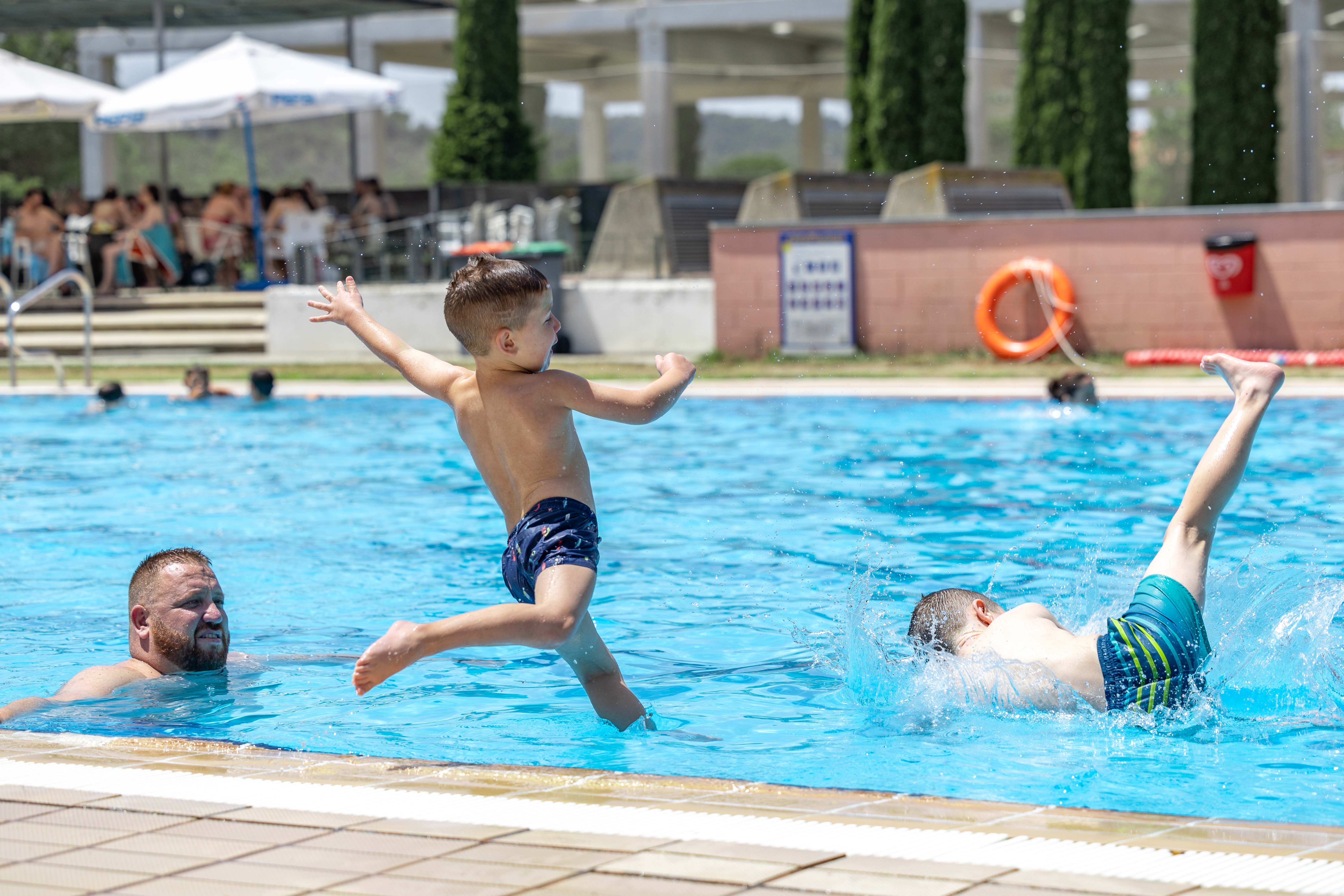 Estiu a les piscines de Cerdanyola. FOTO: Arnau Padilla