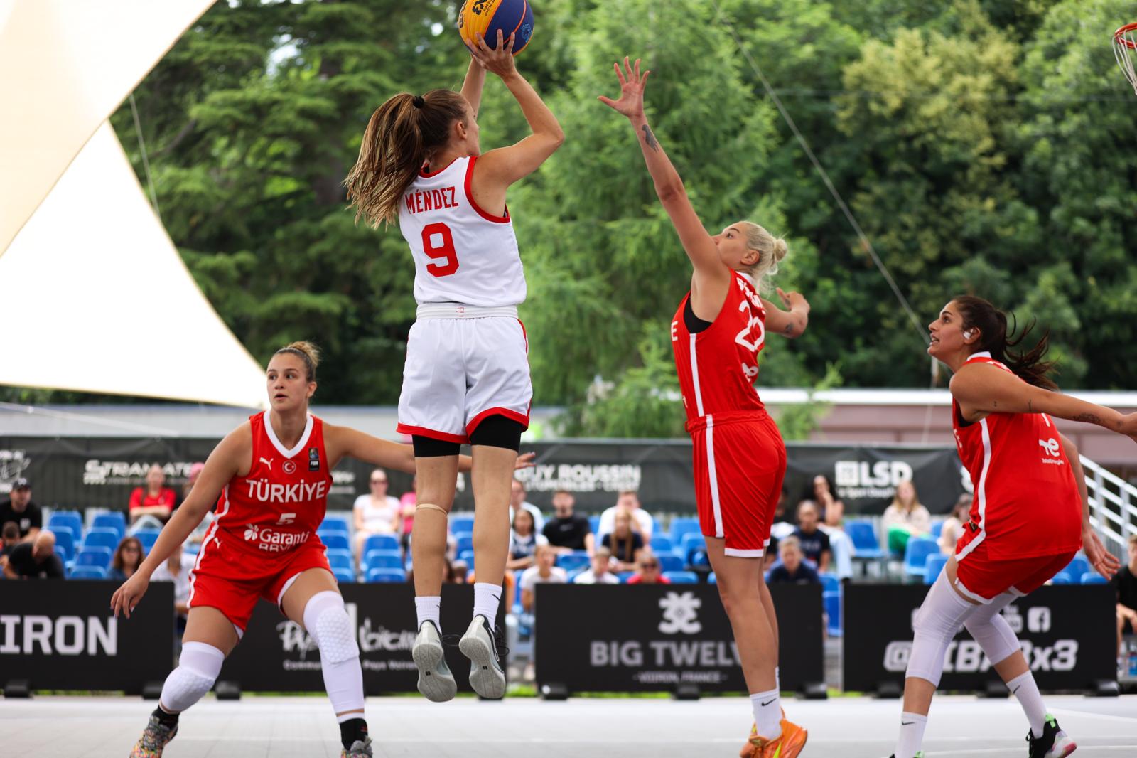 Laura Méndez amb la selecció espanyola de bàsquet 3x3 disputant la Nations League. FOTO: Cedida