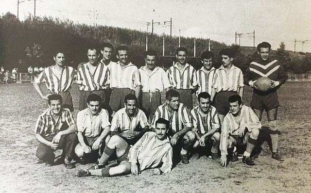 Equip de futbol de Cerdanyola, als anys 50, al camp d'Adan i Eva. FOTO: Arxiu Escursell