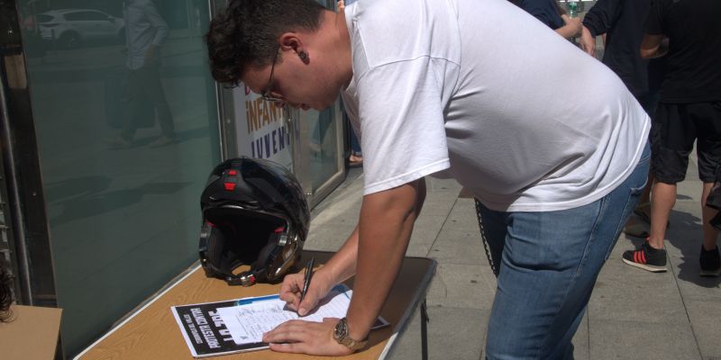 Recollida de signatures contra la ZBE. FOTO: Marc Mata 