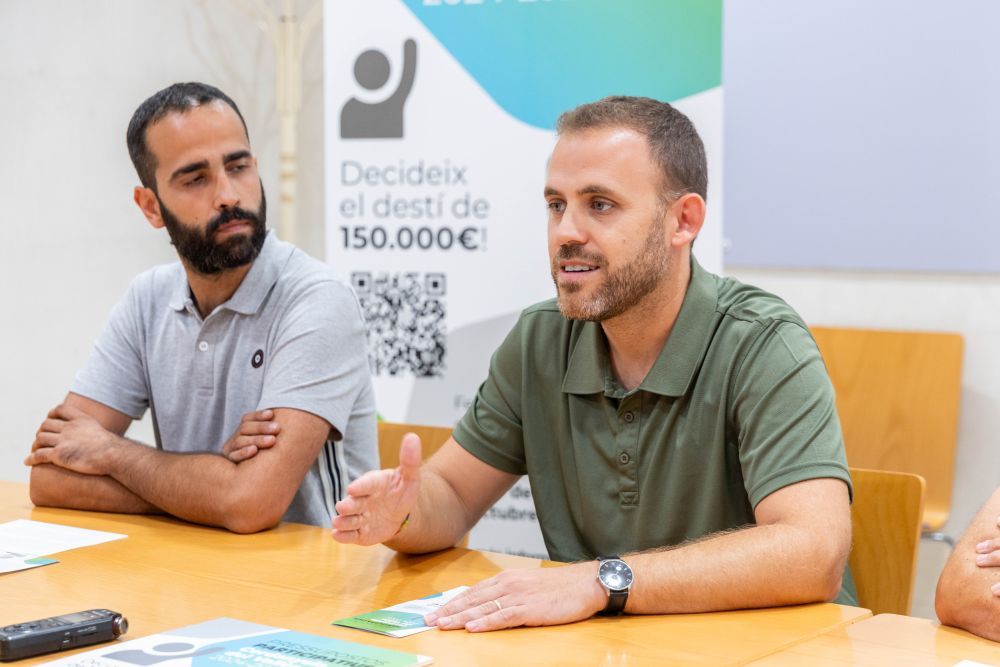 Carlos Cordón (dreta) i Santi Moro (esquerra) presentant la campanya 'Pressupostos participatius'. FOTO: Núria Puentes (Ajuntament)