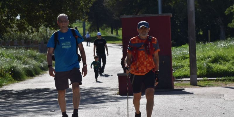 Dos dels participants arribant després de fer la marxa. FOTO: Marc Mata 