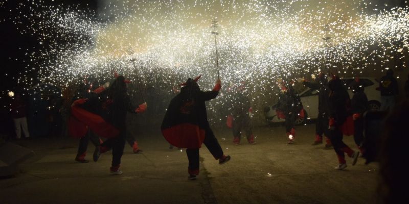 El Diables de Cerdanyola posen foc abans de la música DJ i el bingo musical. FOTO Marc Mata