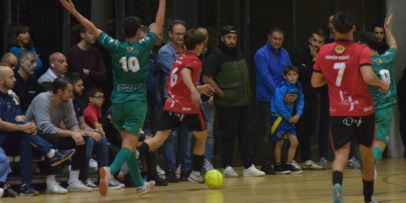 Una de les jugades del derbi vallesà. FOTO: Marc Mata