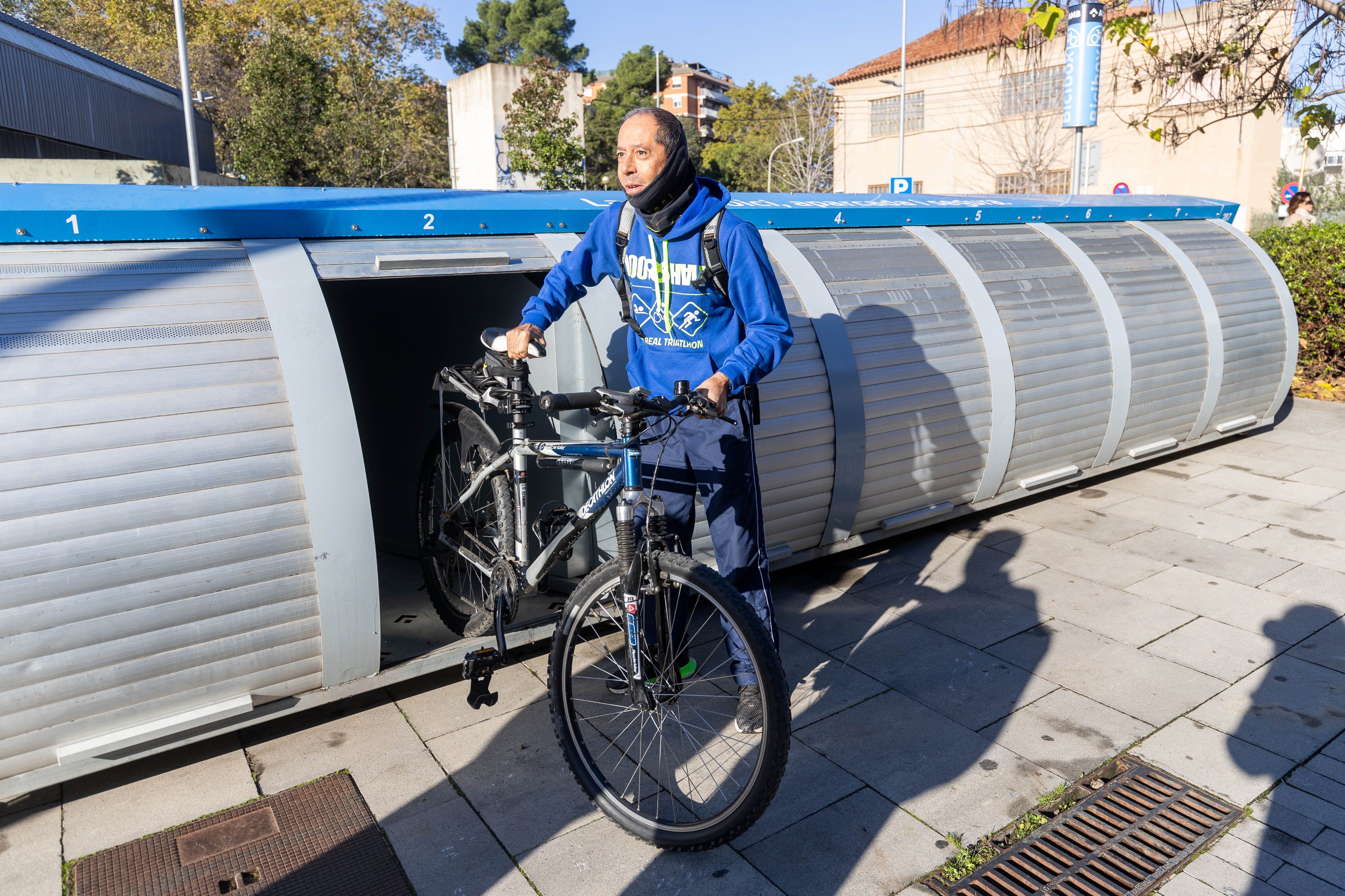 Un usuari del Bicibox aparcant la seva bicicleta. FOTO: Núria Puentes