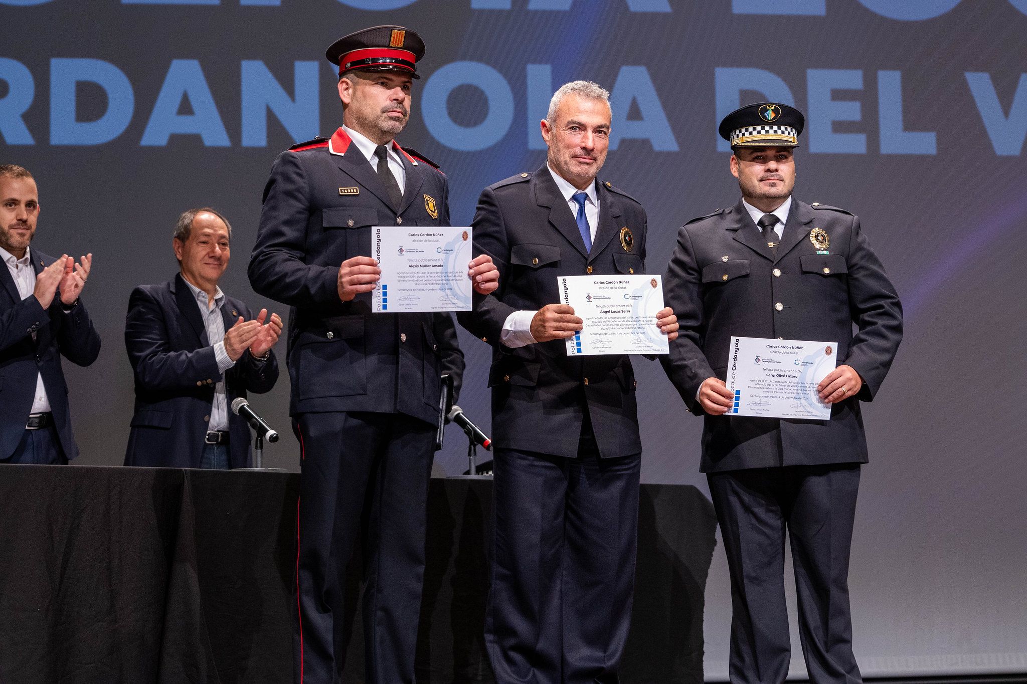 Reconeixement als cossos de policia. FOTO: Ajuntament de Cerdanyola