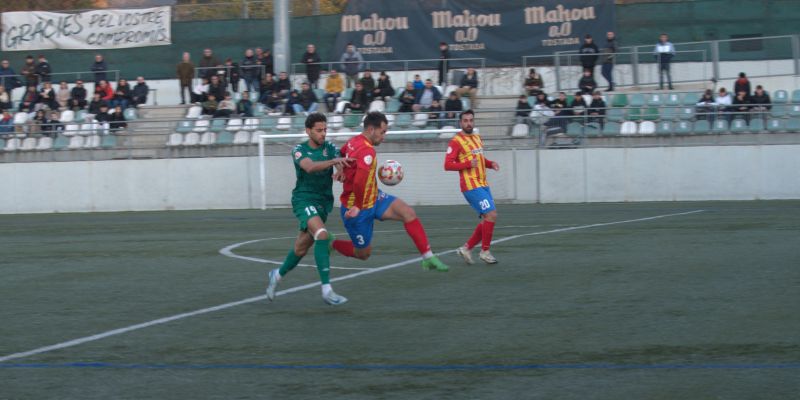 El Cerdanyola intenta treure li la pilota al Tona. FOTO: Marc Mata 