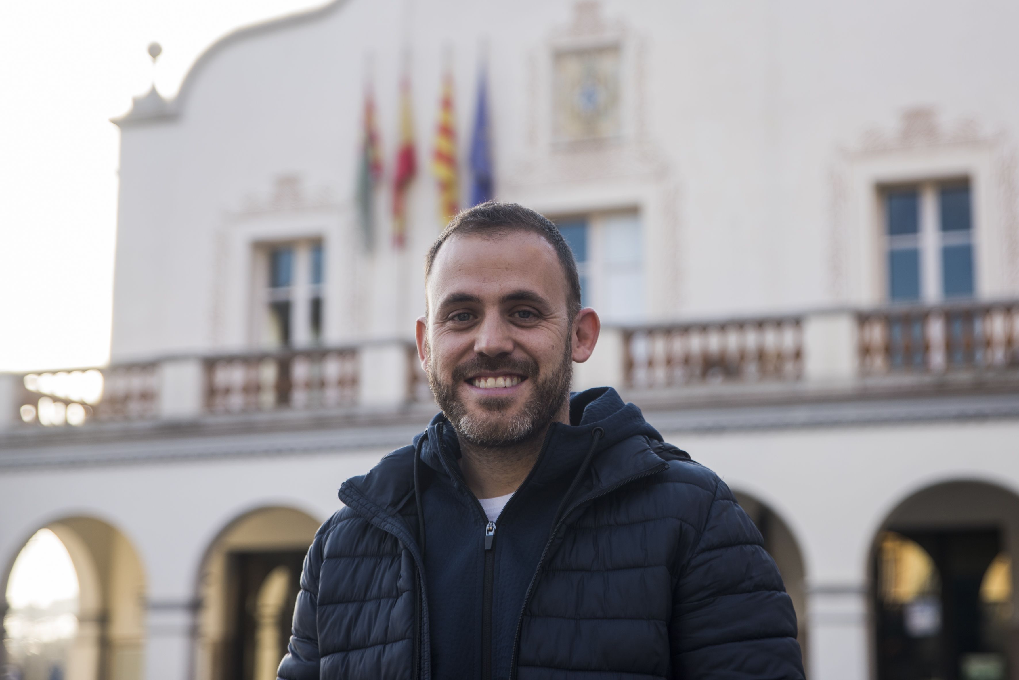 Carlos Cordón davant l'Ajuntament de Cerdanyola. FOTO: Bernat Millet