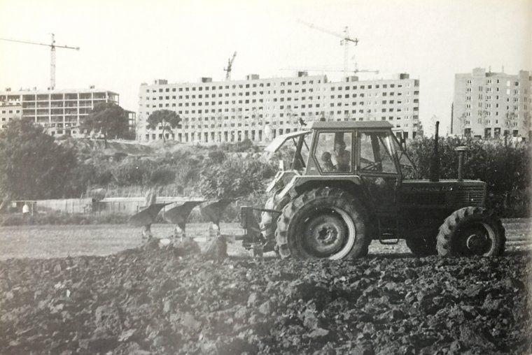 Imatge dels últims camps a Canaletes i la construcció dels blocs d'habitatges al fons, anys 90. FOTO: Arxiu del TOT